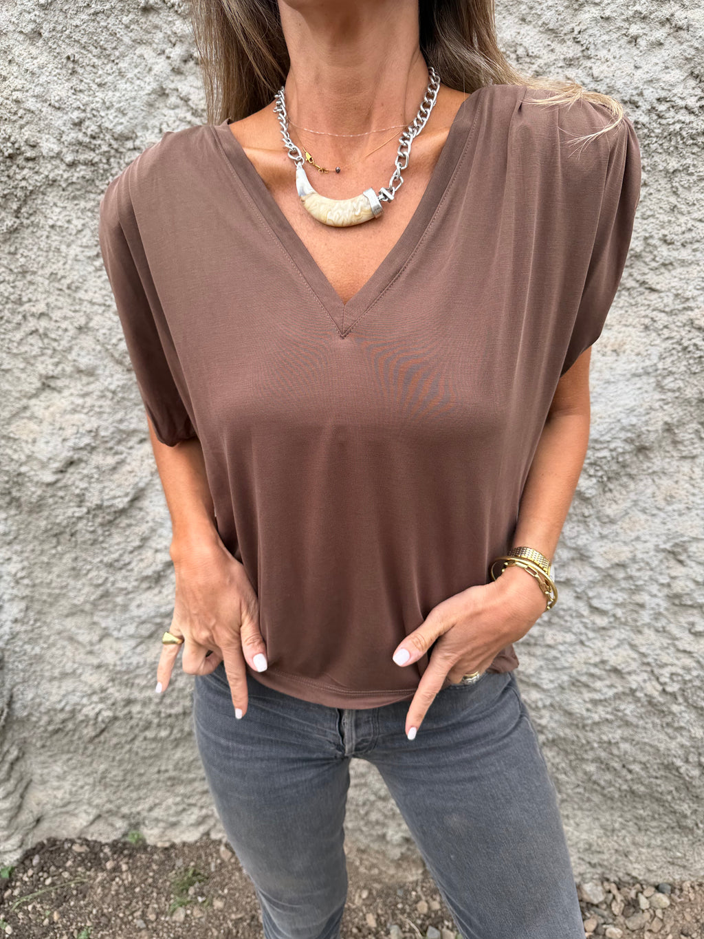 Polera hombreras plisadas café