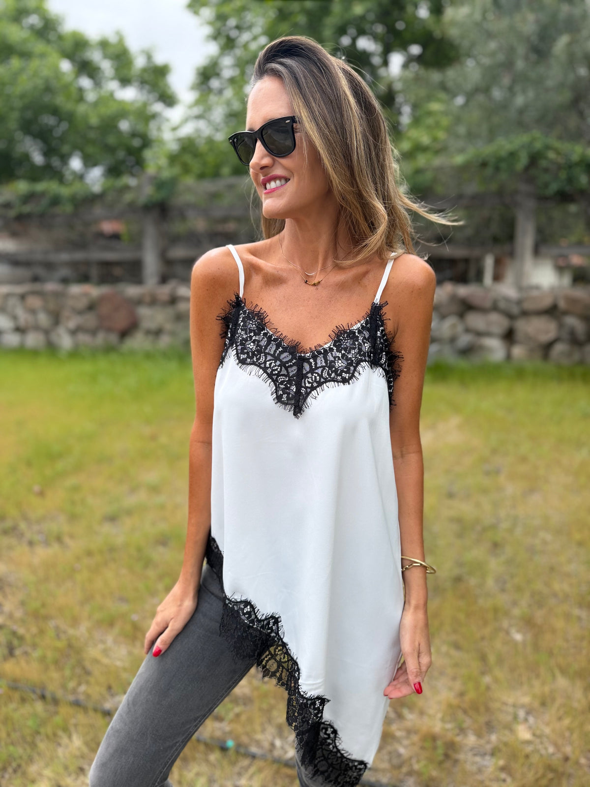 Blusa raso encaje irregular blanca