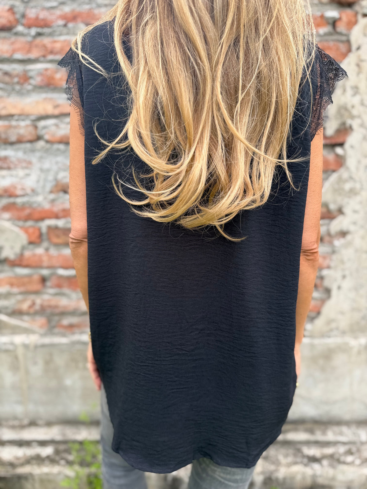 Polera viscosa bordes encaje negra