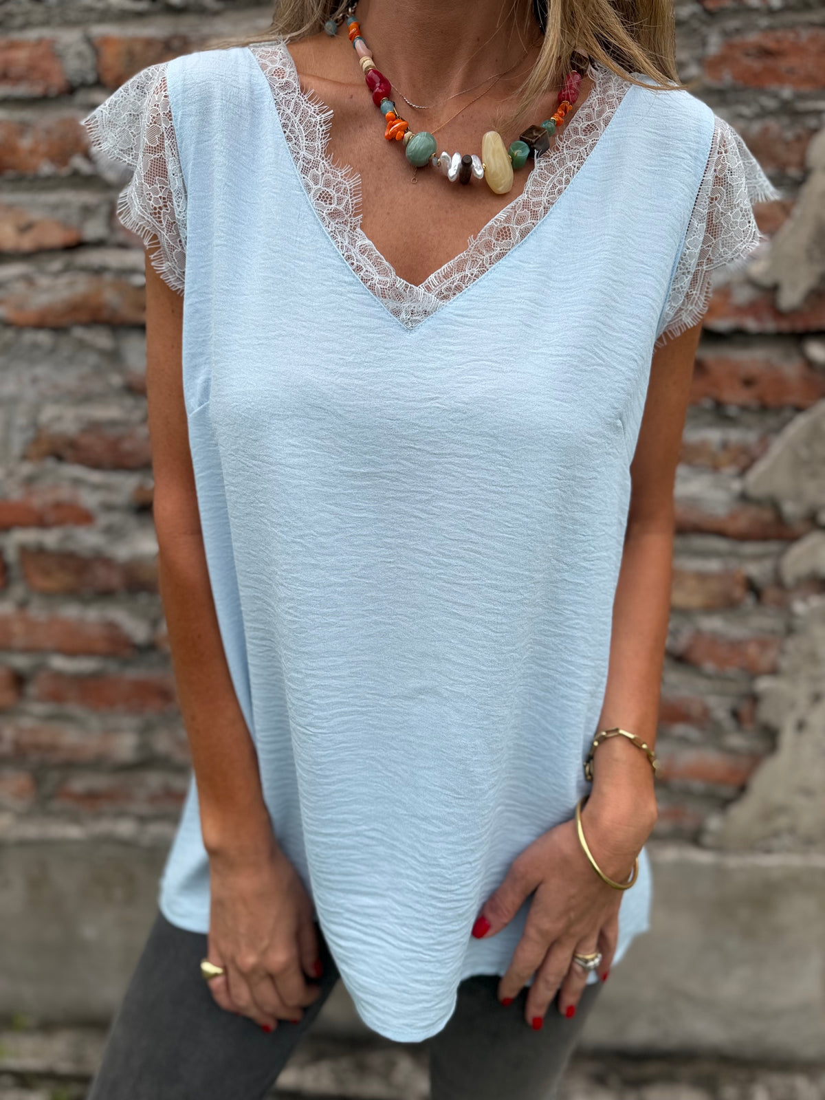 Polera viscosa bordes encaje celeste