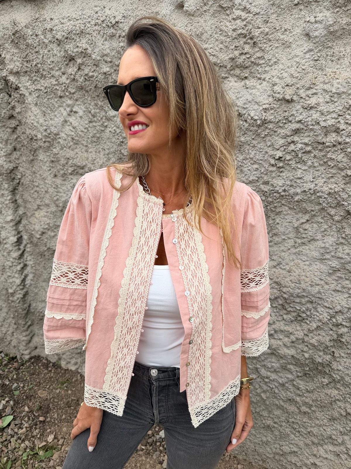 Chaqueta preciosa detalles macramé rosada