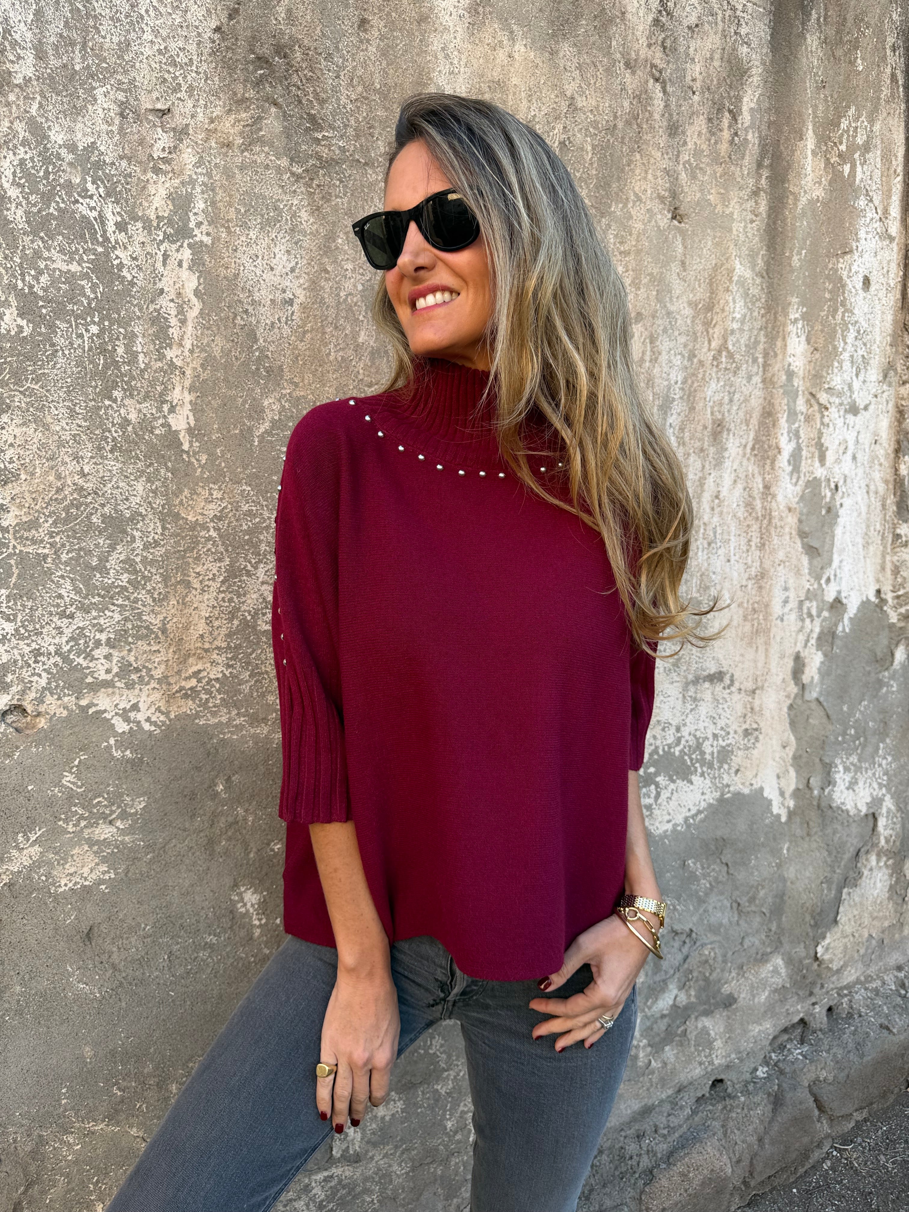 Chaleco medio cuello tachas burdeo