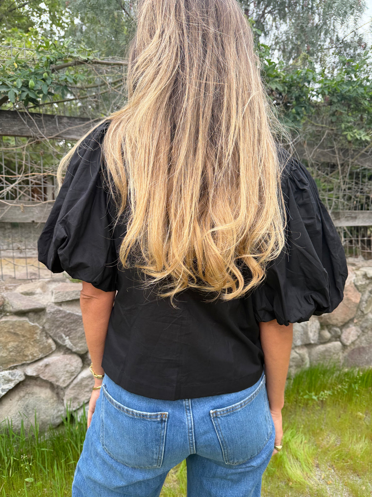 New blusa mangas abullonadas negra