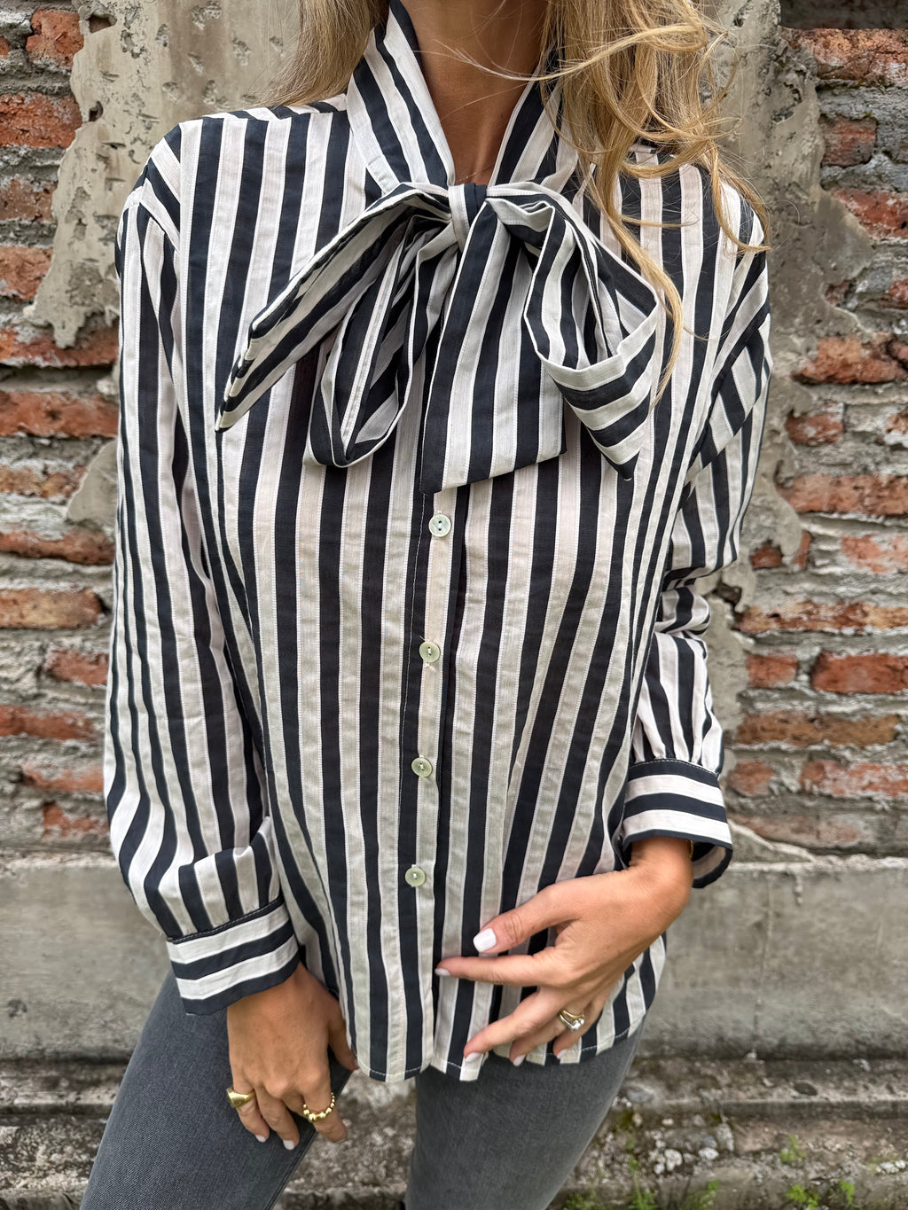 Blusa rayada rosetón negra