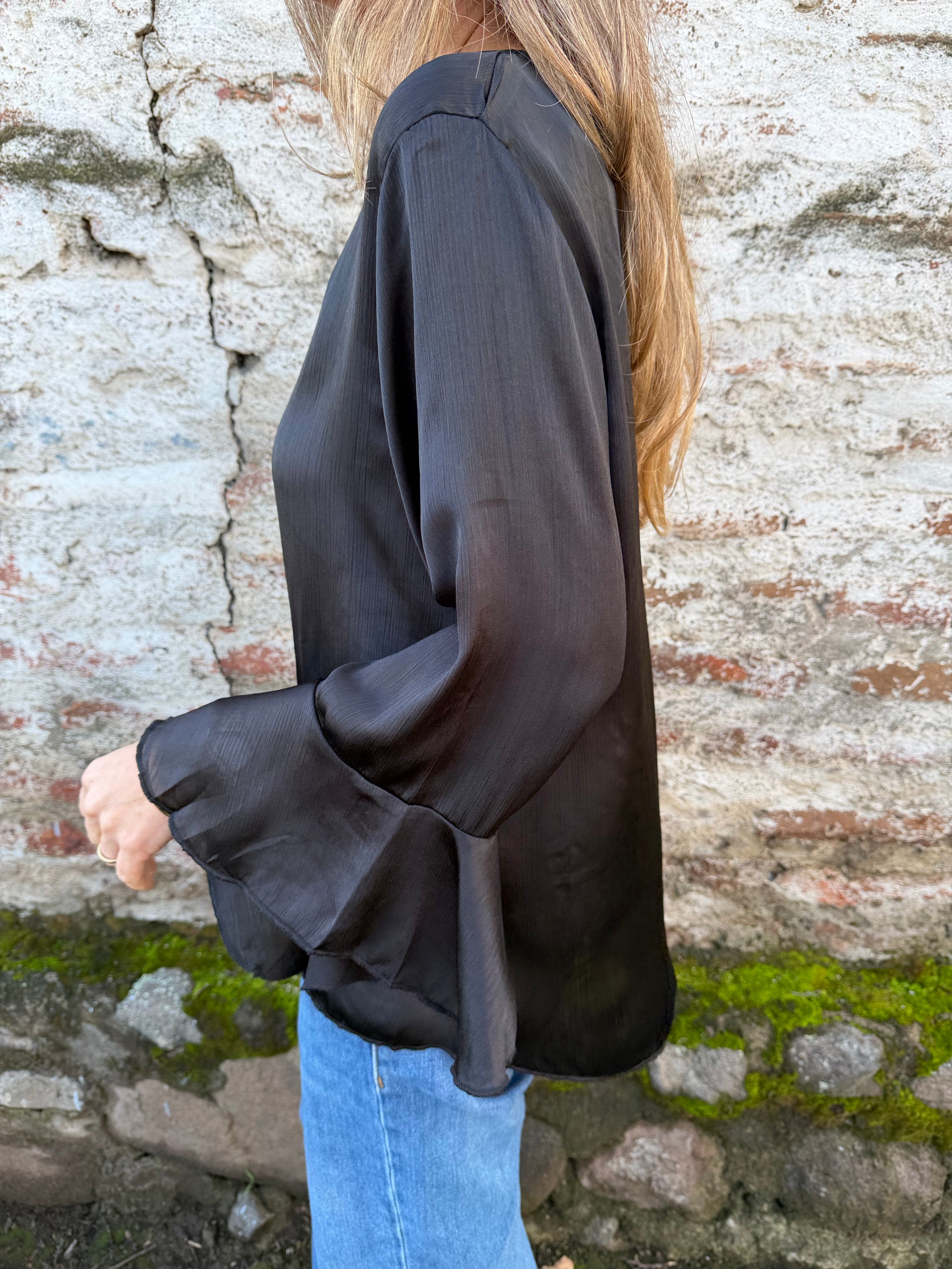 Blusa perlada volados negra