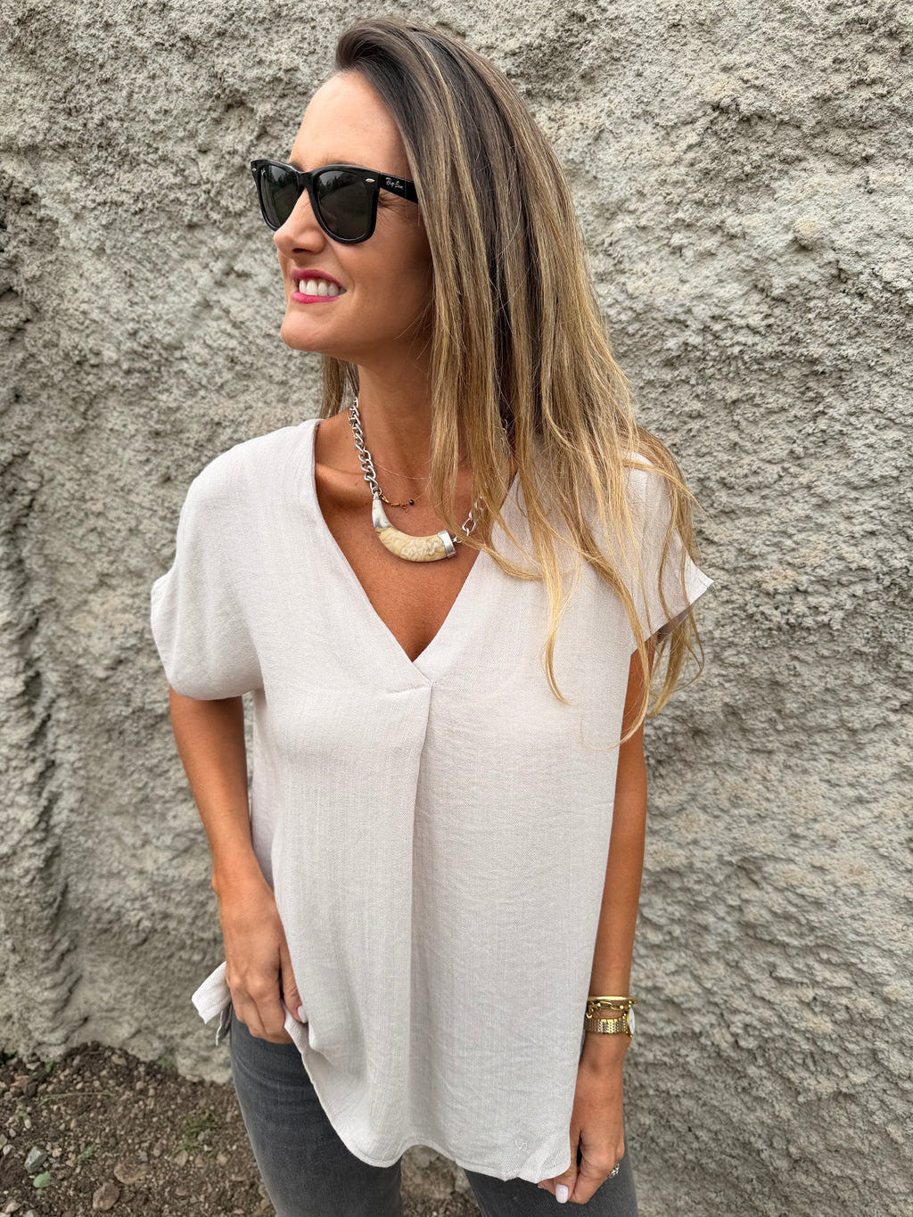 Blusa básica V pinza central gris taupe