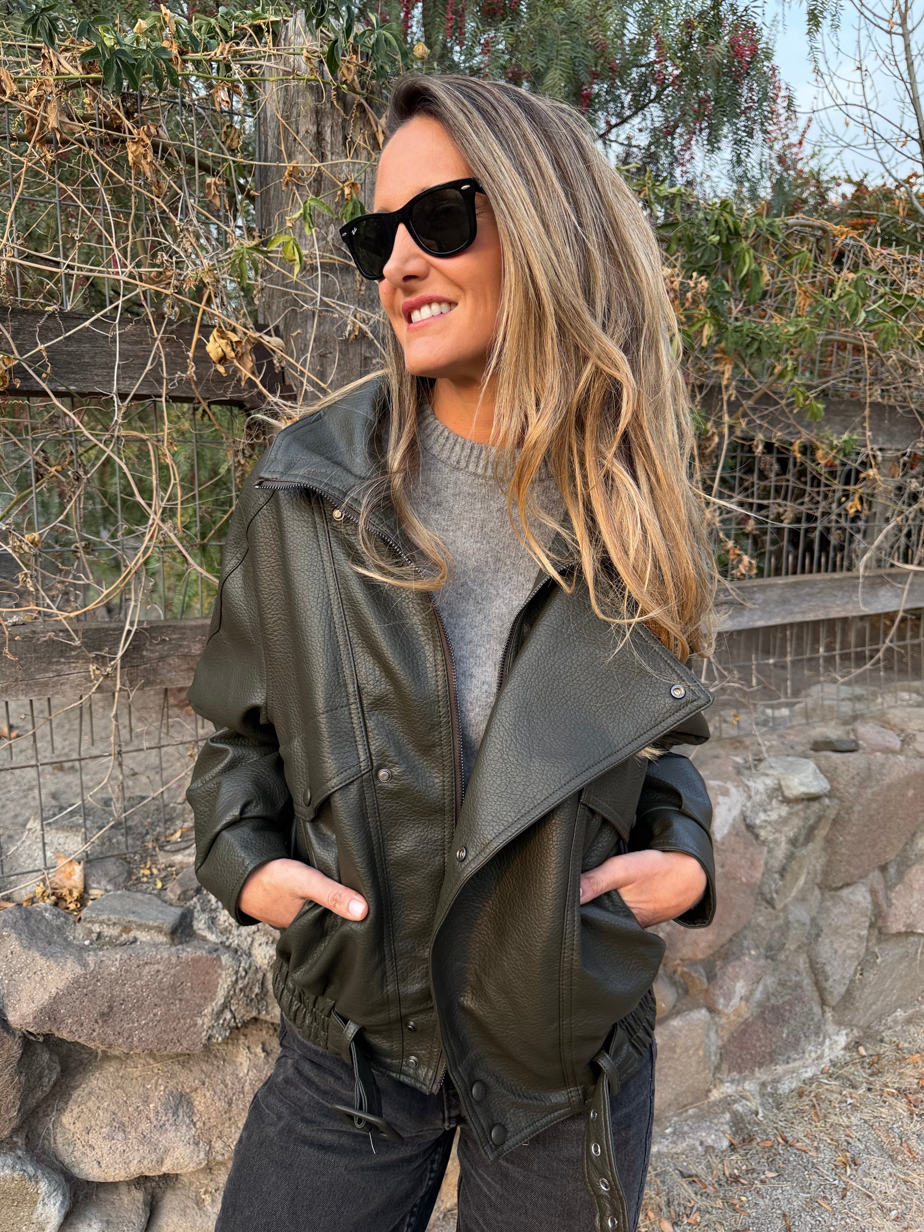 Bomber efecto cuero top verde musgo