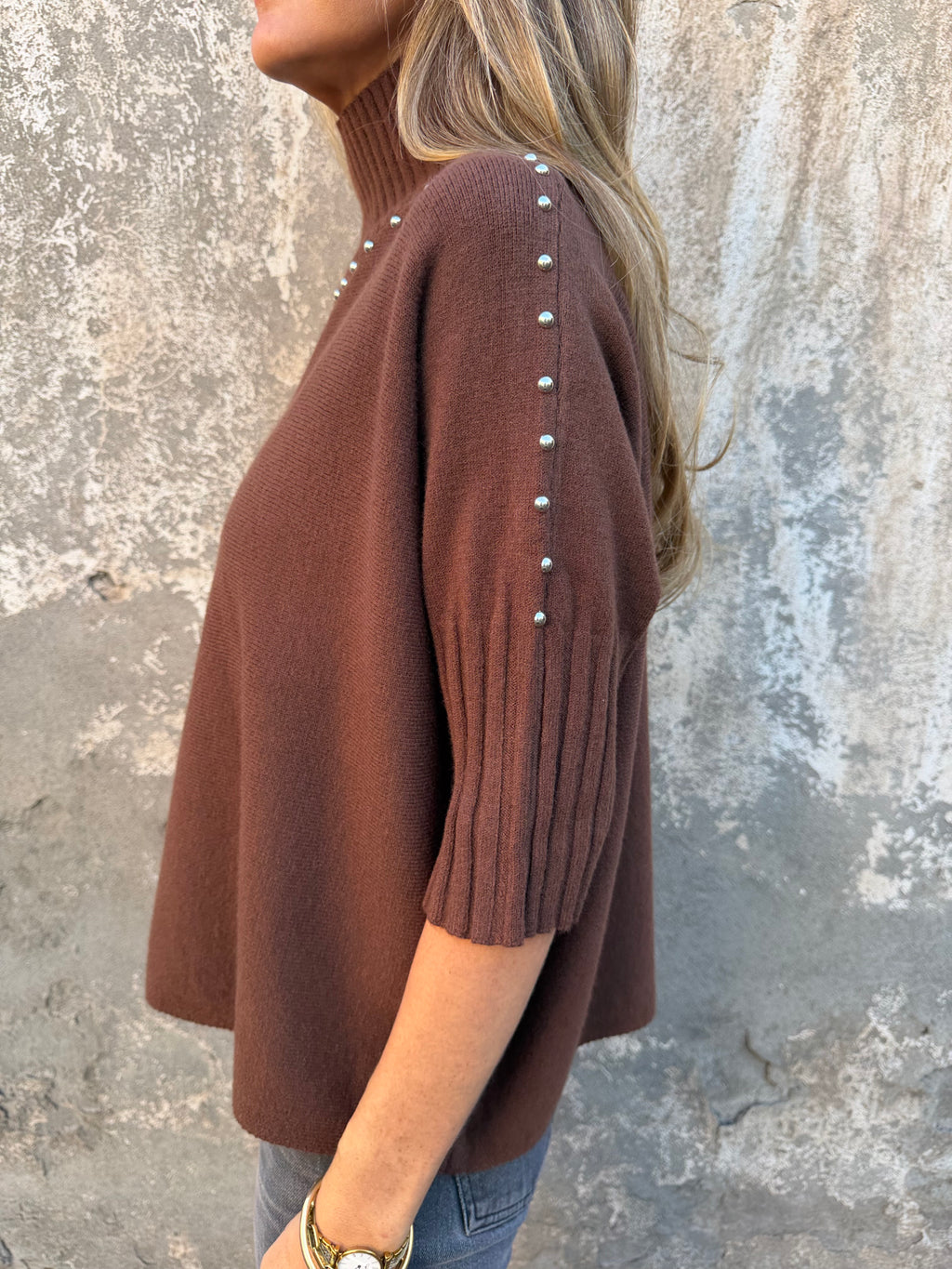 Chaleco medio cuello tachas café