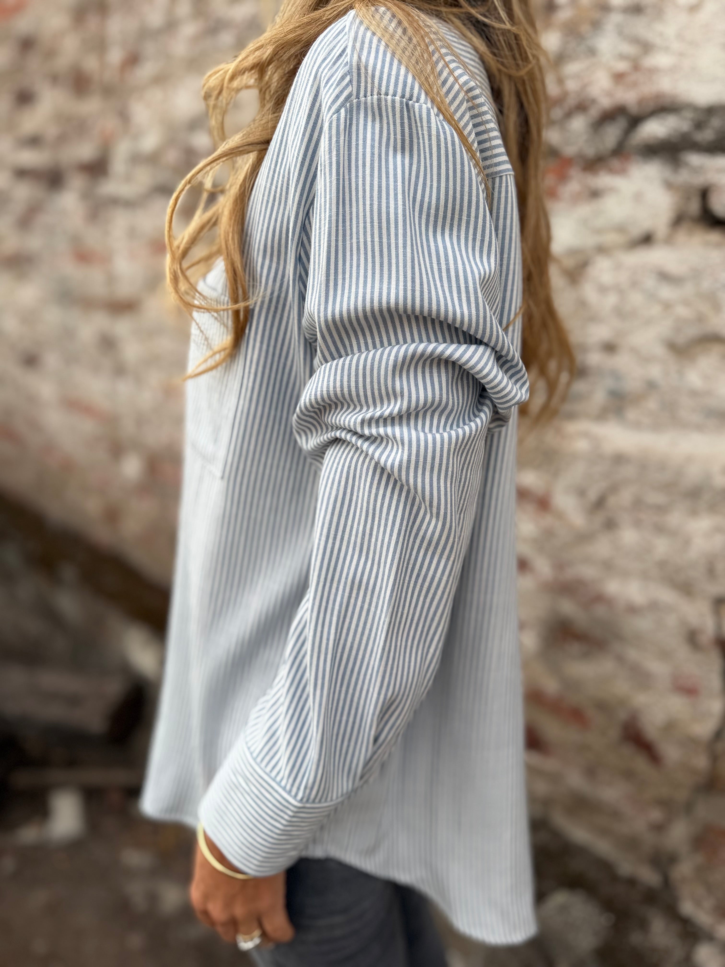 Blusa líneas delgadas celeste