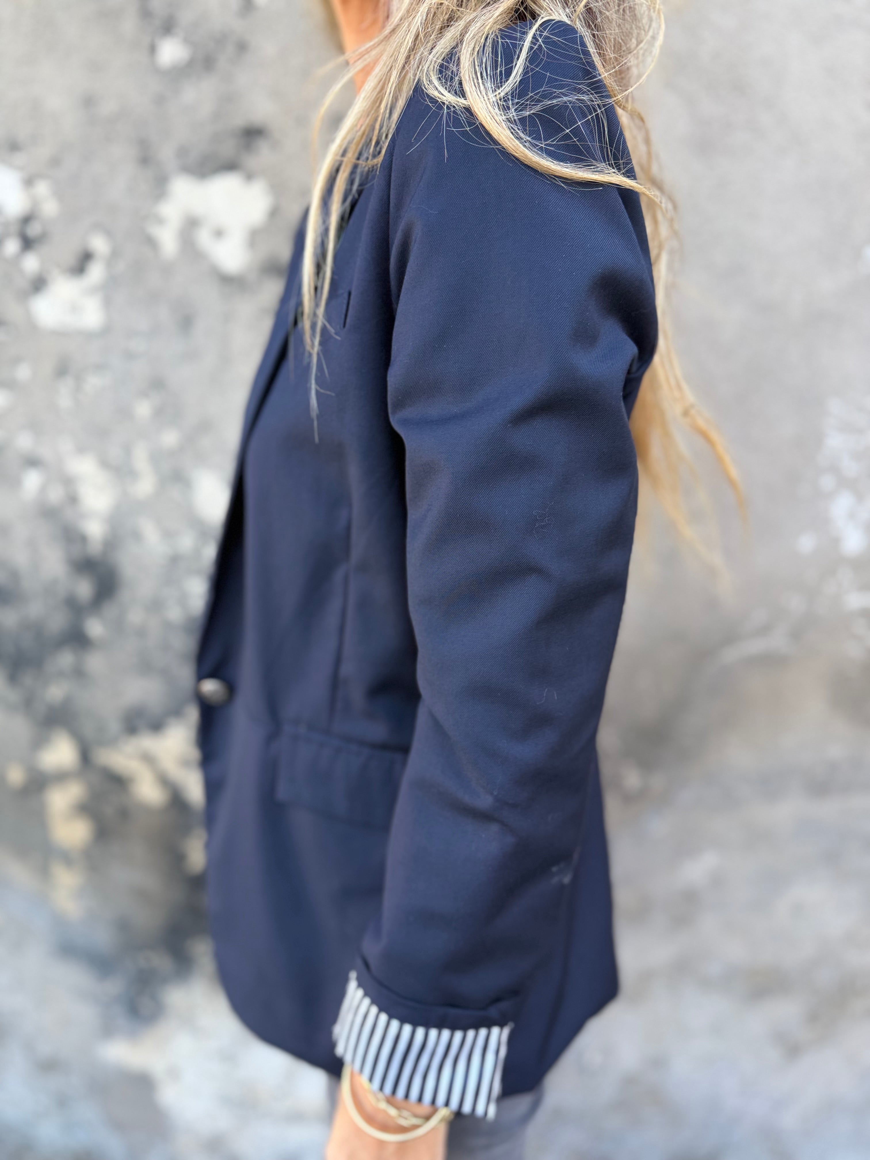 Blazer gabardina delgada con doblez rayado azul marino