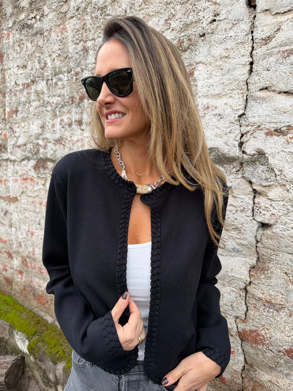 Chaquetita tejida vuelitos negra
