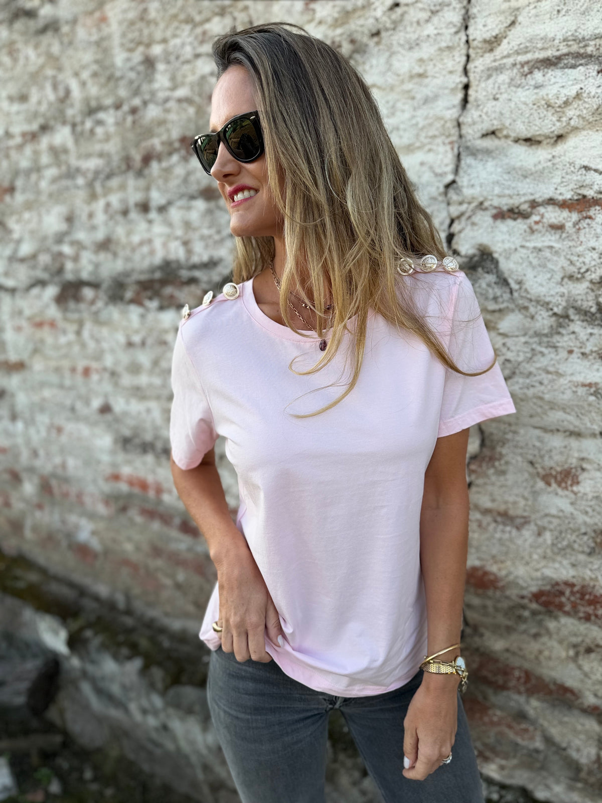 Polera botones hombros rosada