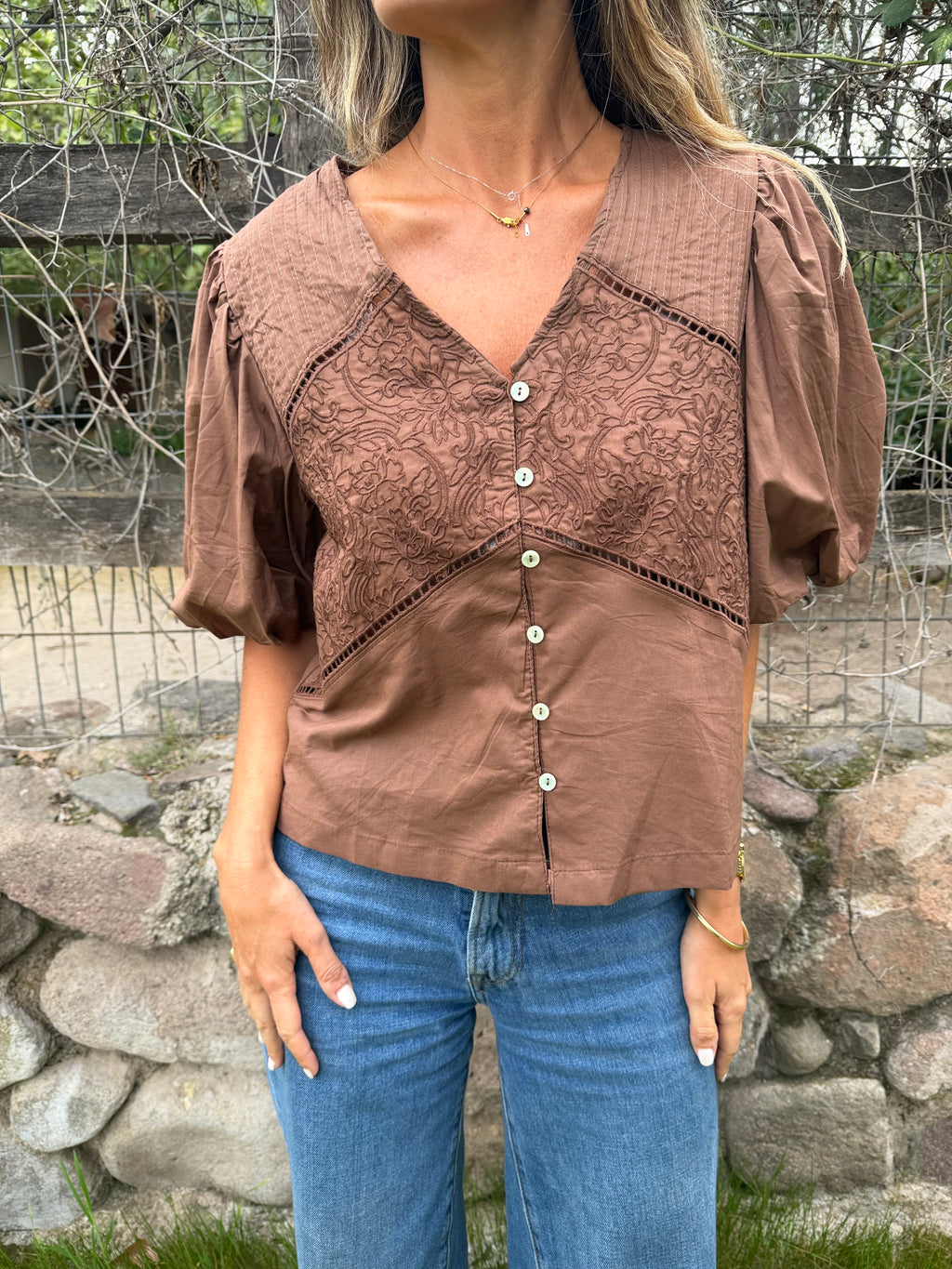 New blusa mangas abullonadas  café