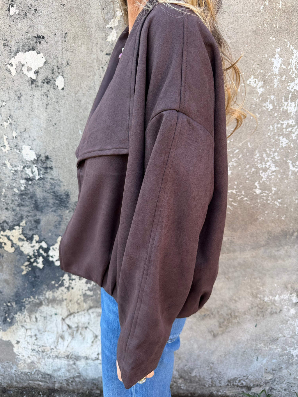 Chaqueta efecto gamuza solapa café oscuro