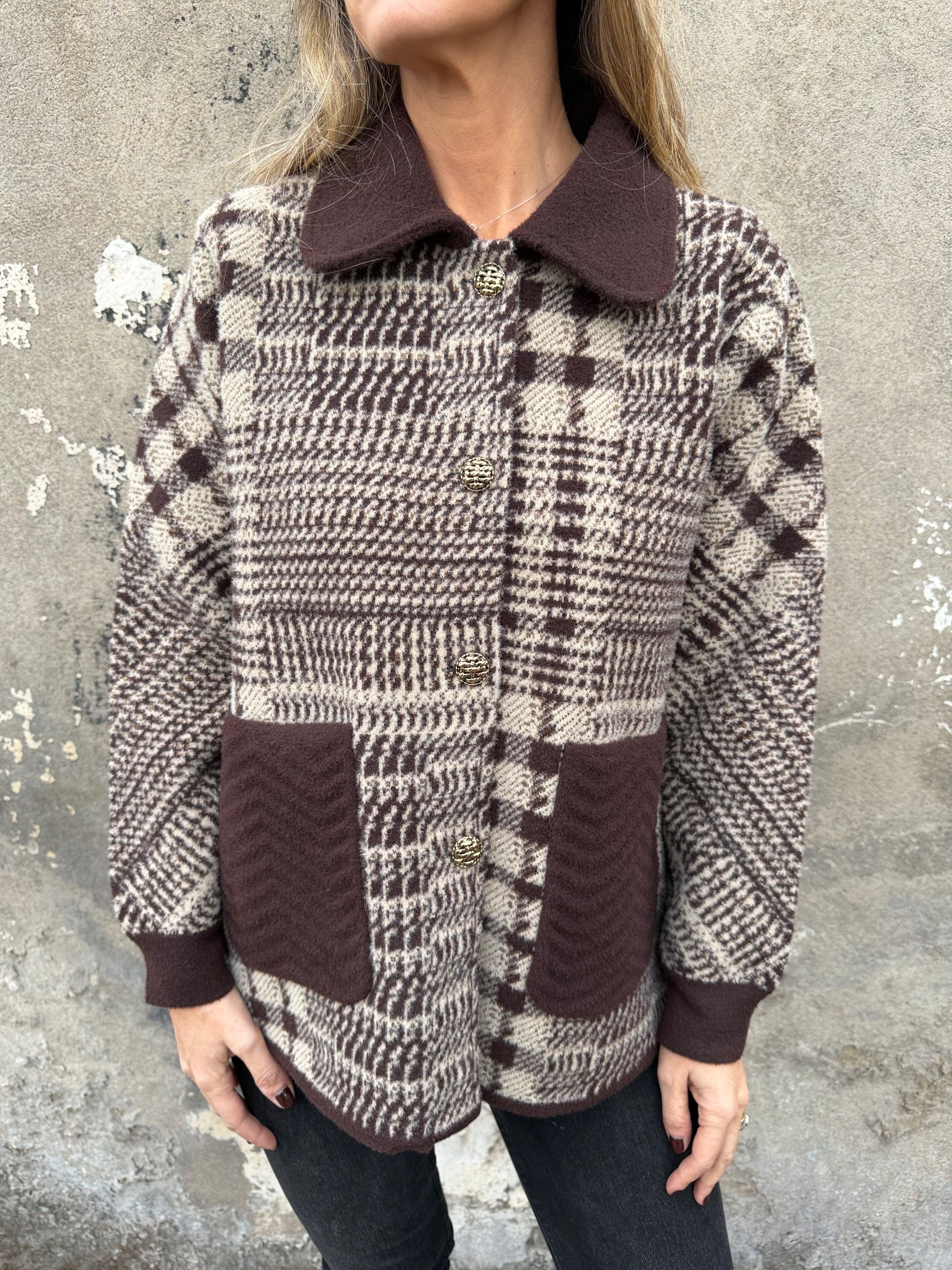 Chaqueta paño diseños botones dorados café