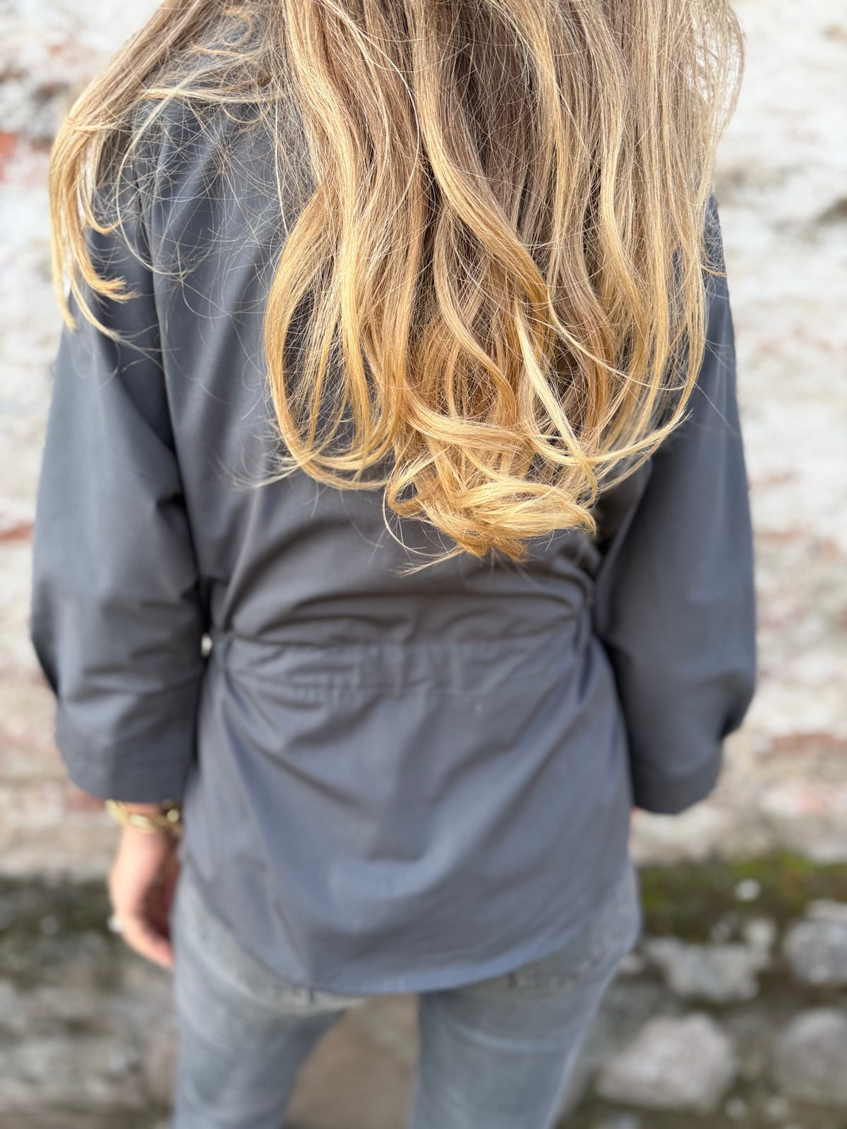 Blusa ajustable cintura gris