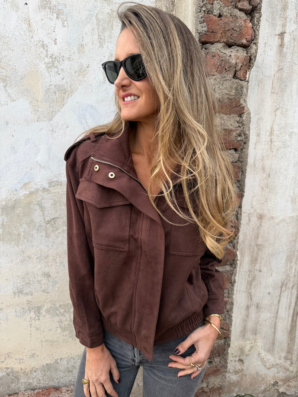 Chaqueta efecto gamuza bolsillos café