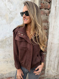 Chaqueta efecto gamuza bolsillos café