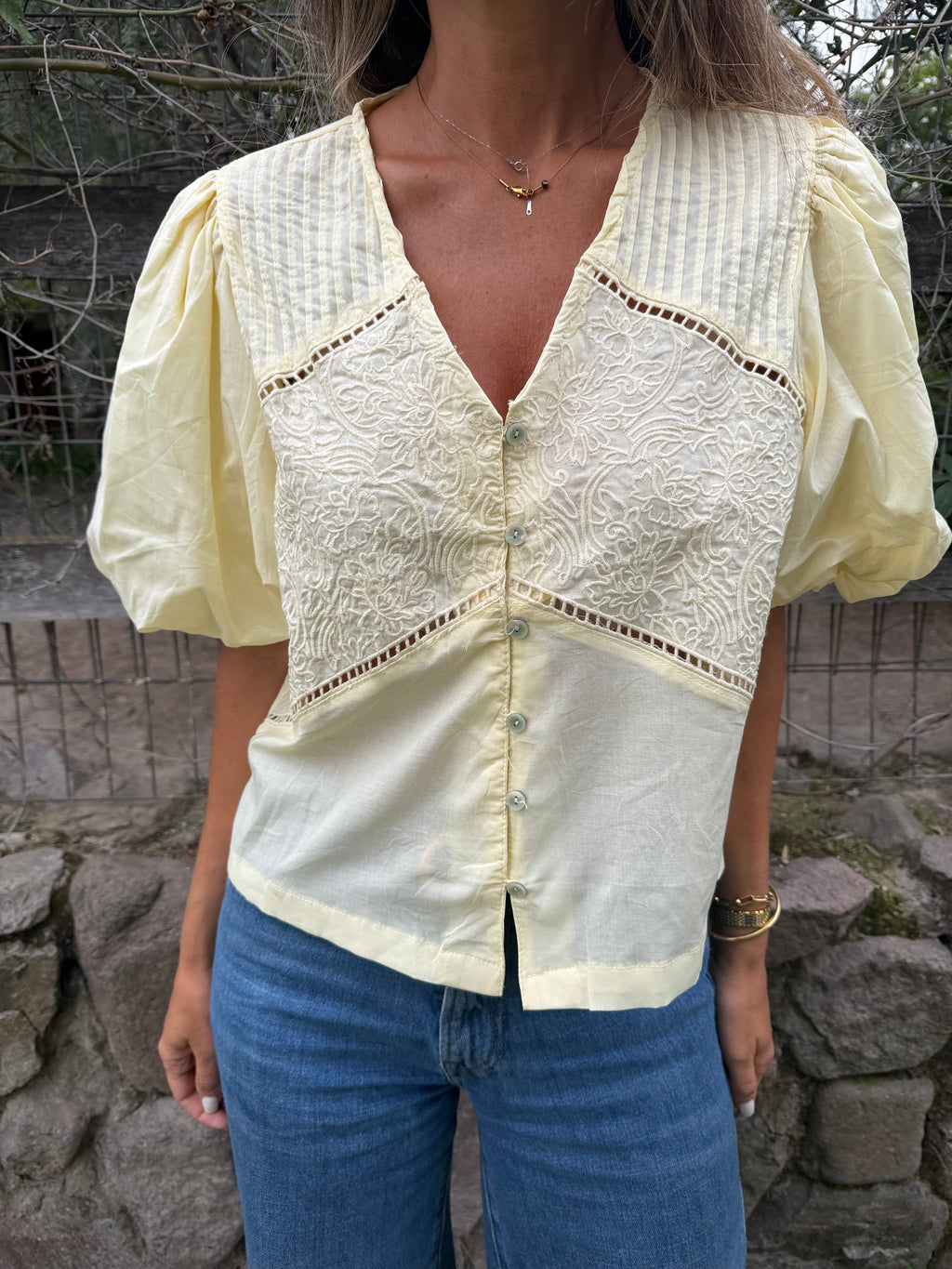 New blusa mangas abullonadas bordados amarilla