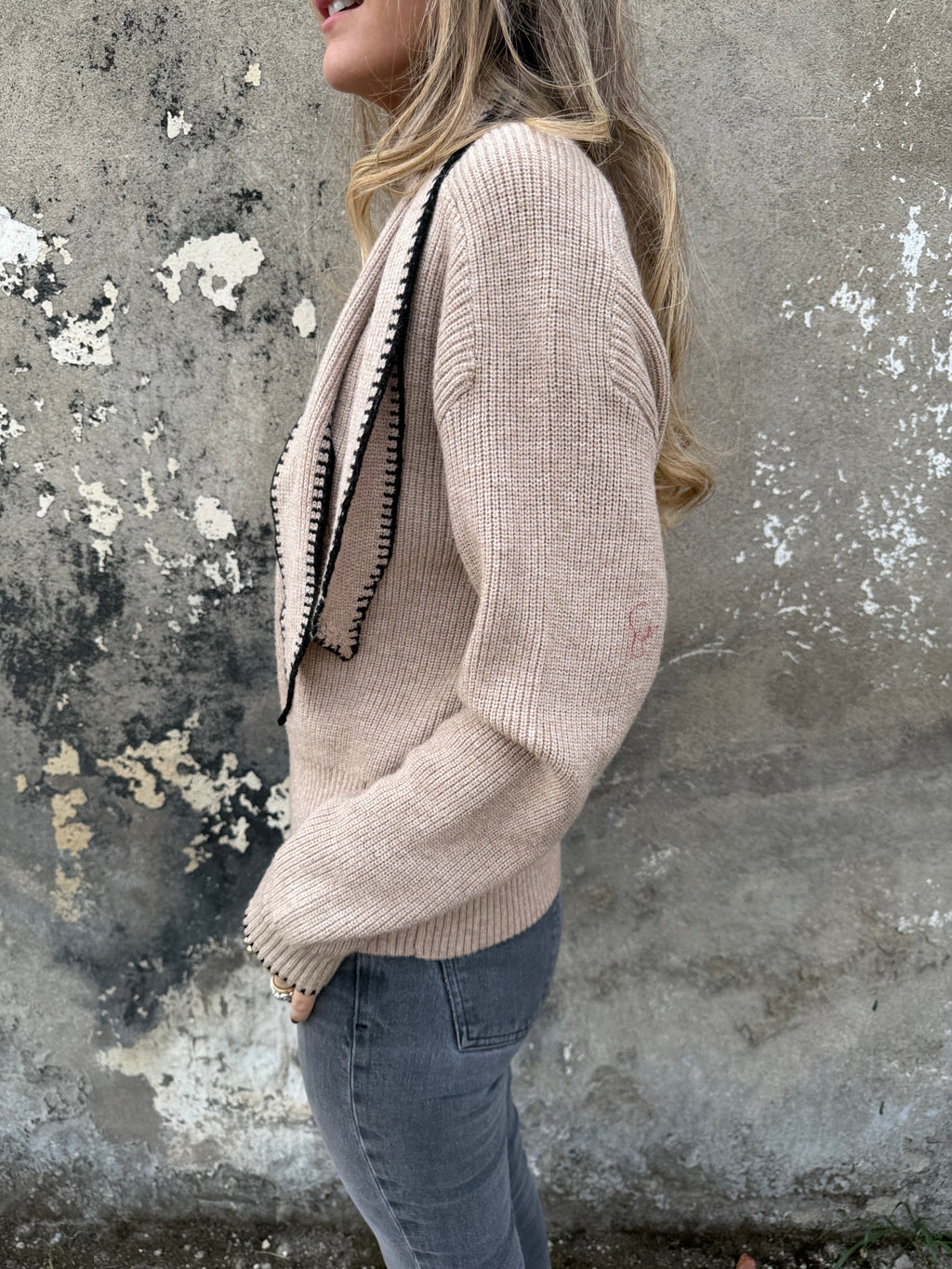 Chaleco lazo cuello beige