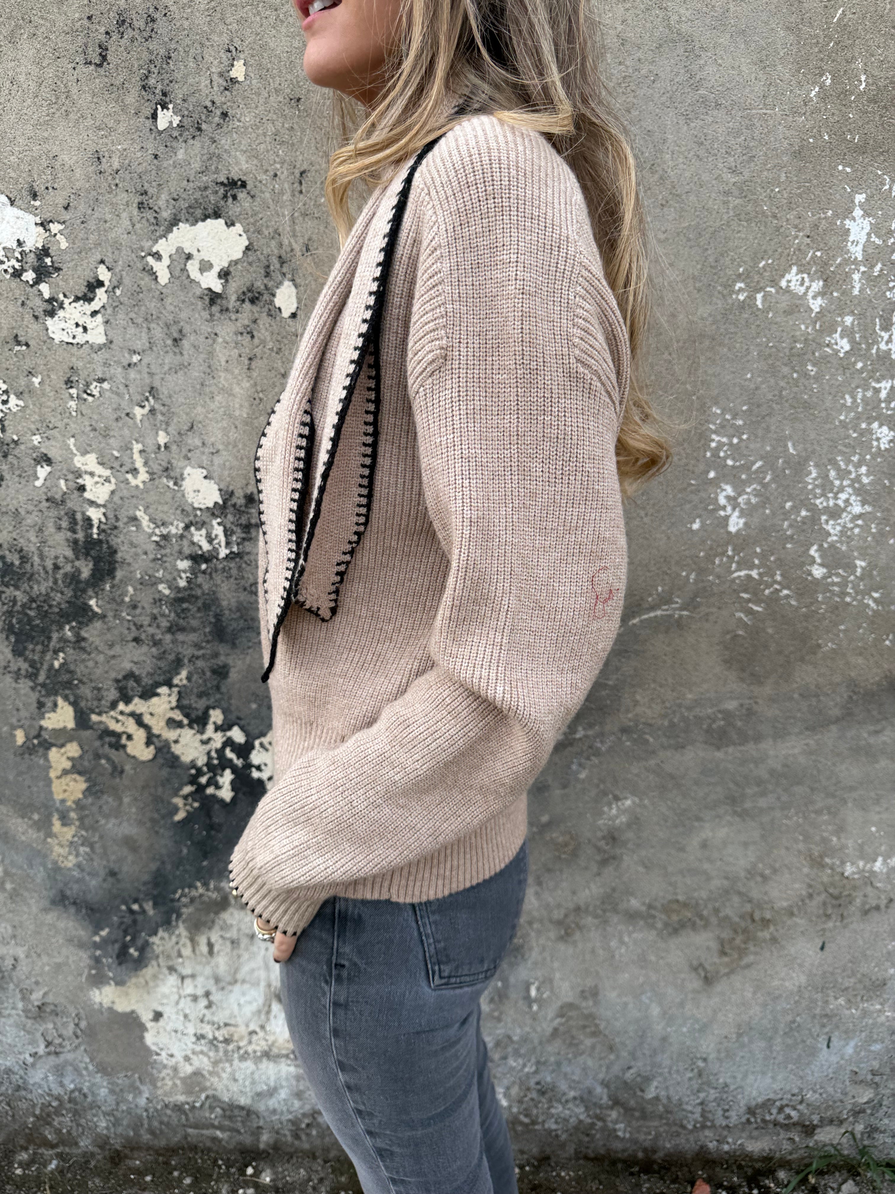 Chaleco lazo cuello beige