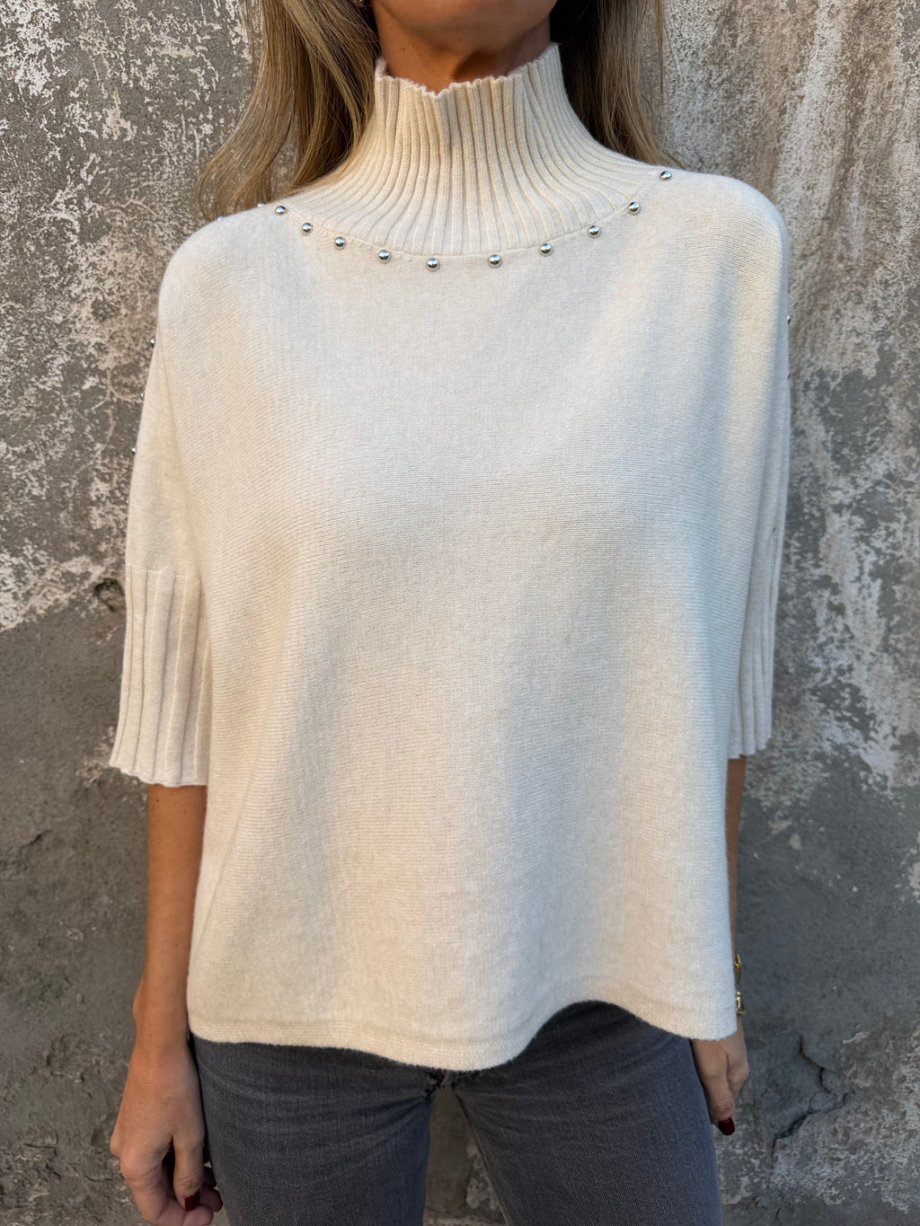 Chaleco medio cuello tachas crudo