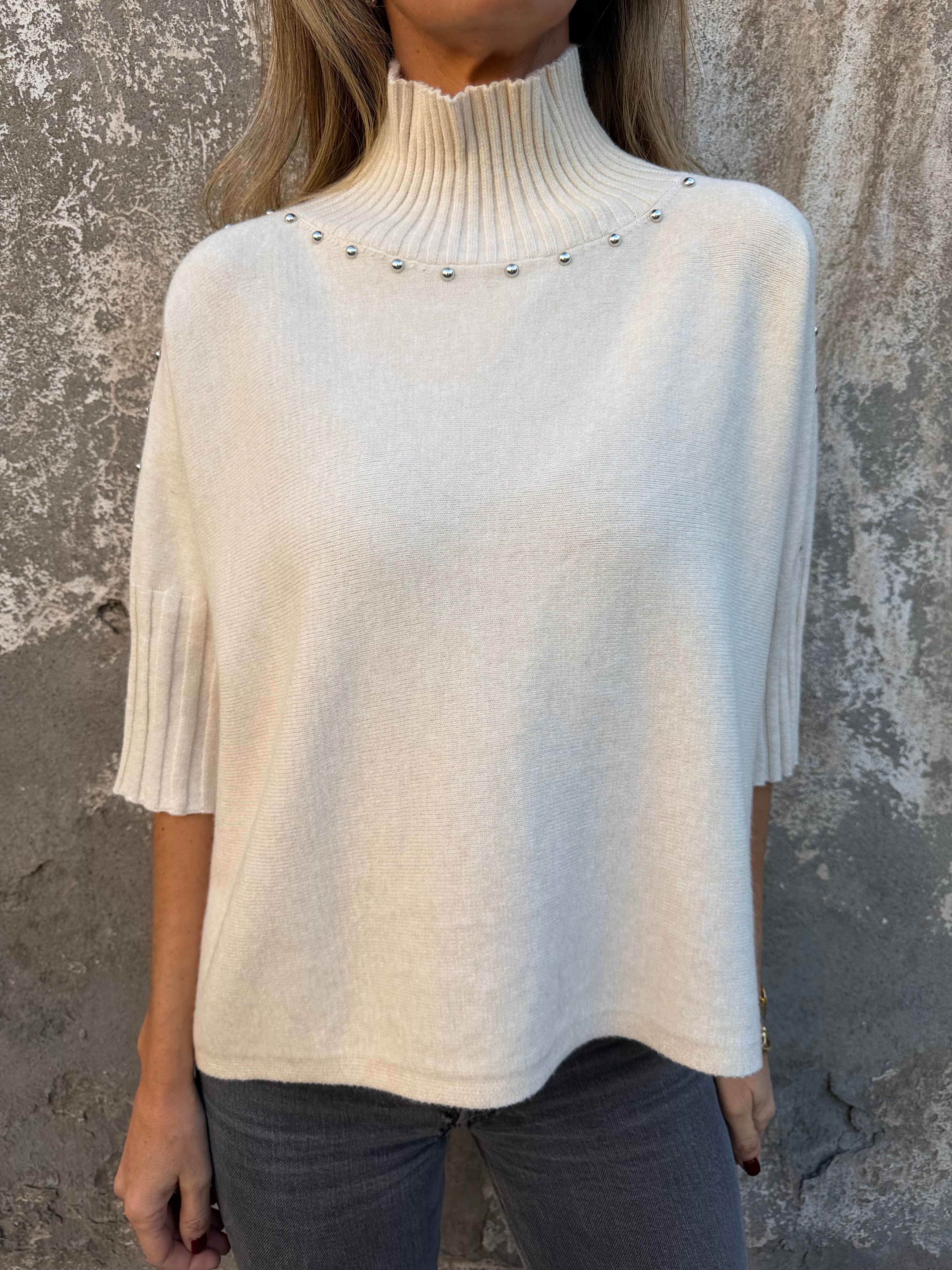Chaleco medio cuello tachas crudo