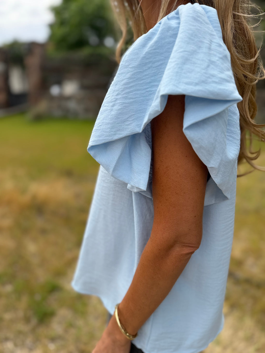 Blusa crep vuelitos mangas celeste