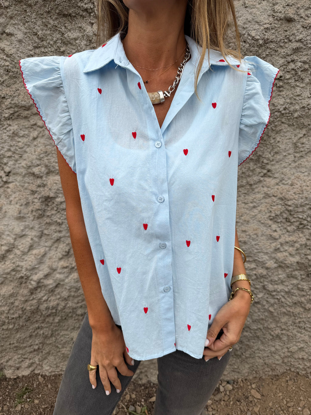 Blusa corazones bordados y vuelitos celeste