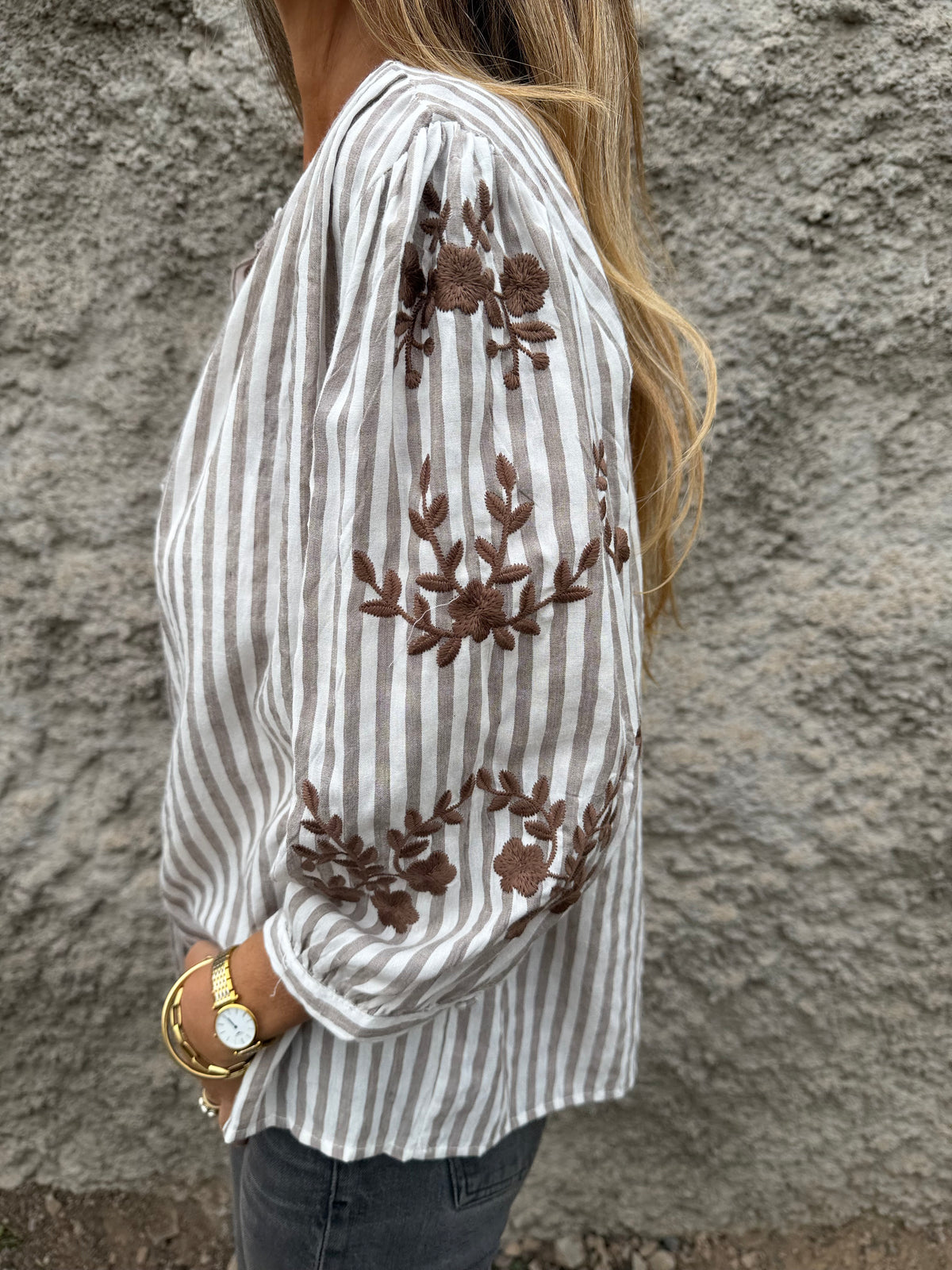 Blusa enredaderas mangas bordadas café