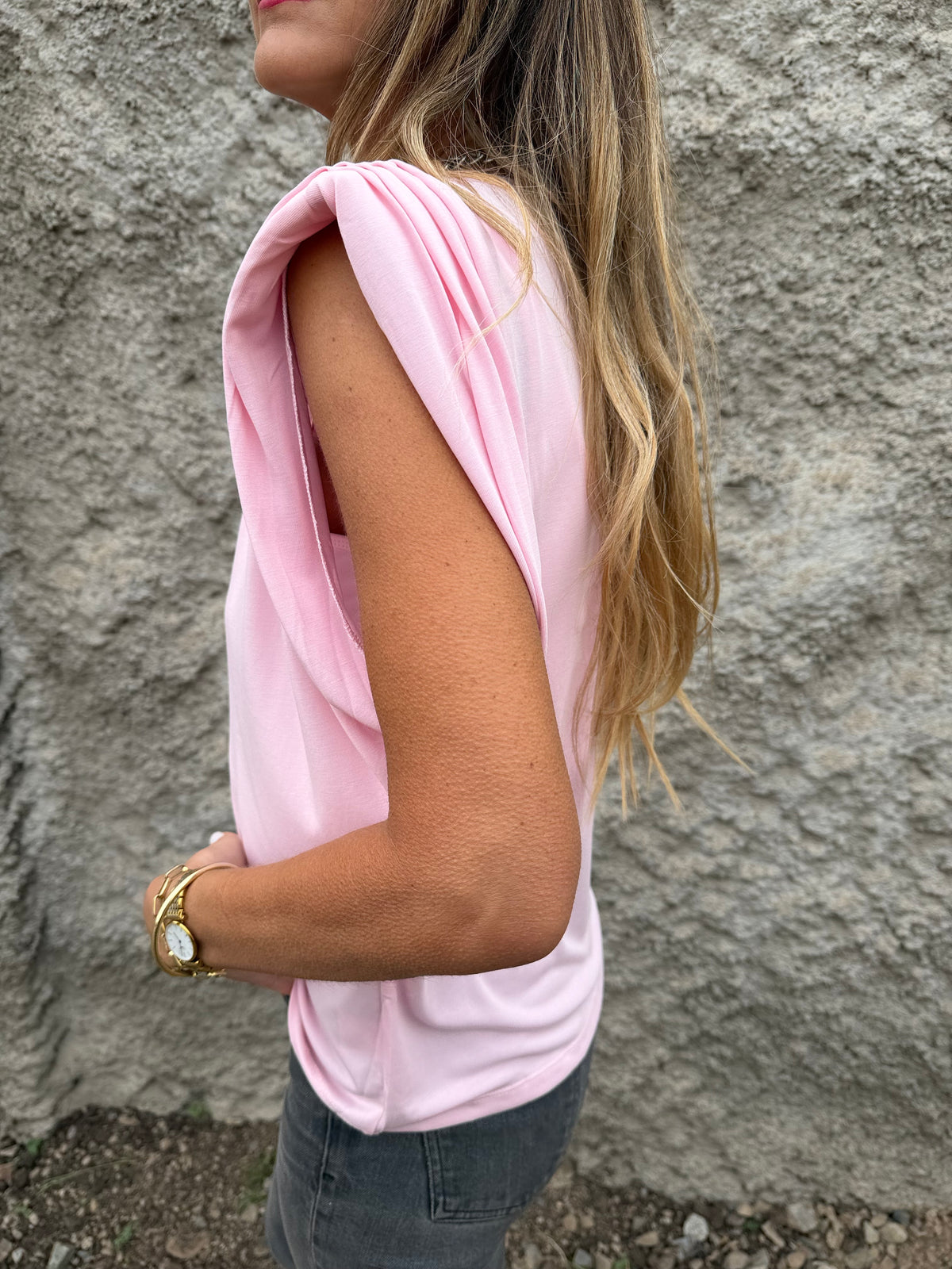 Polera hombreras plisadas rosada