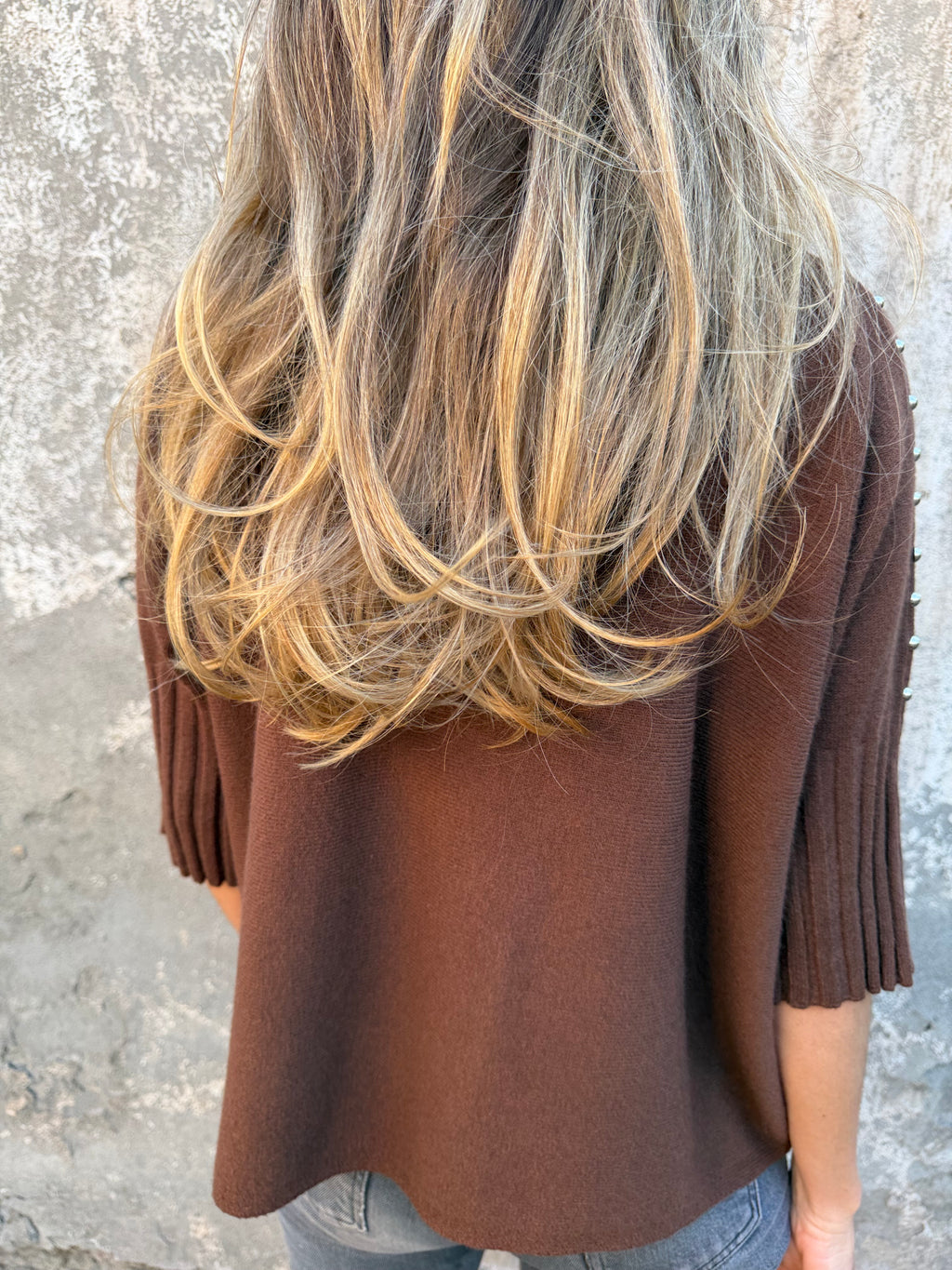 Chaleco medio cuello tachas café