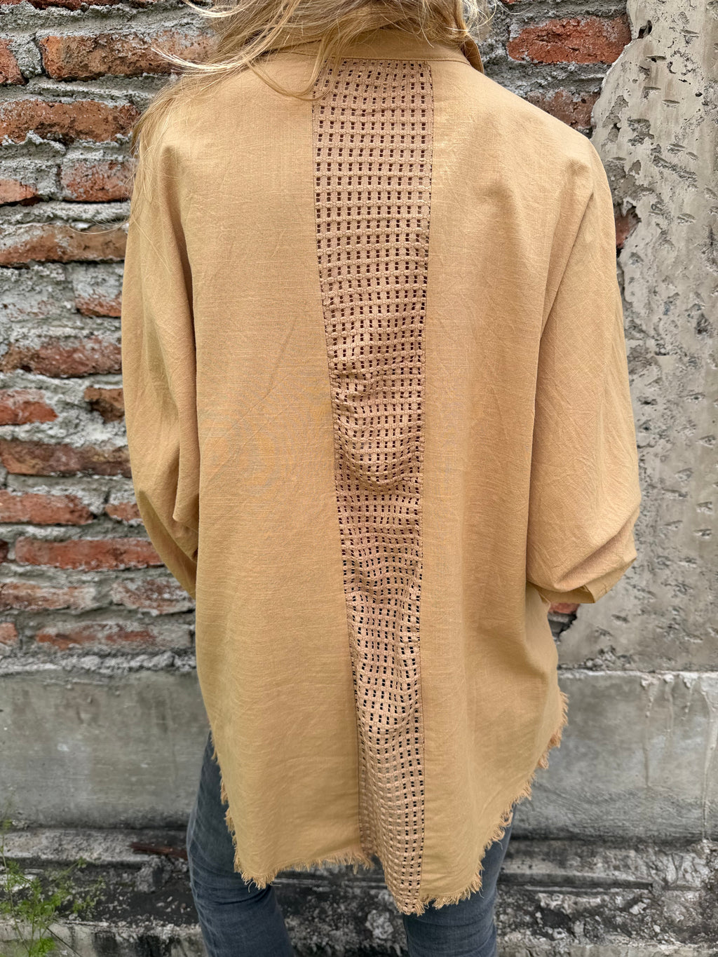 Blusa bolsillo brillantes camel