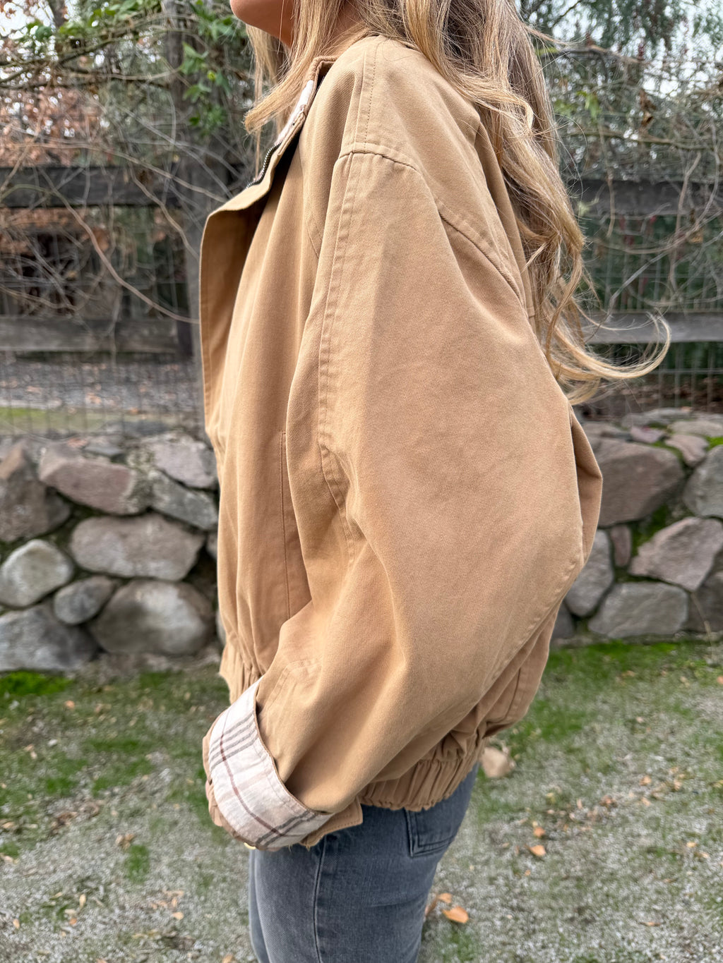 Bomber gabardina detalle escocés camel