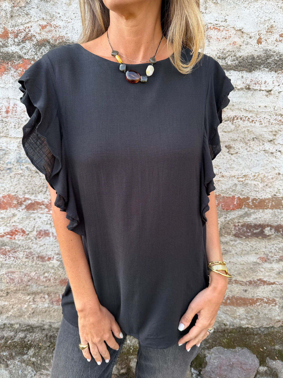 Blusa larga vuelitos laterales negra