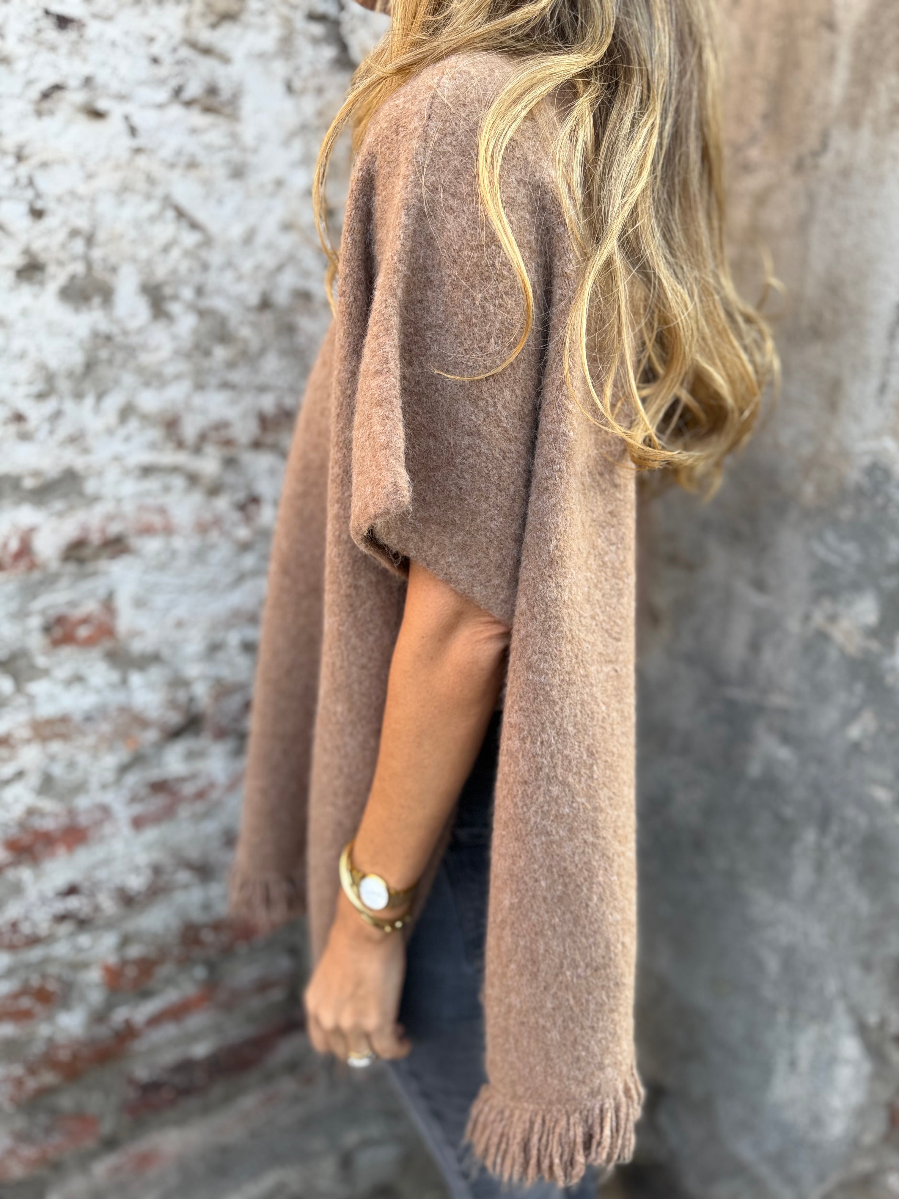 Ponchito cuello alto desflecado camel
