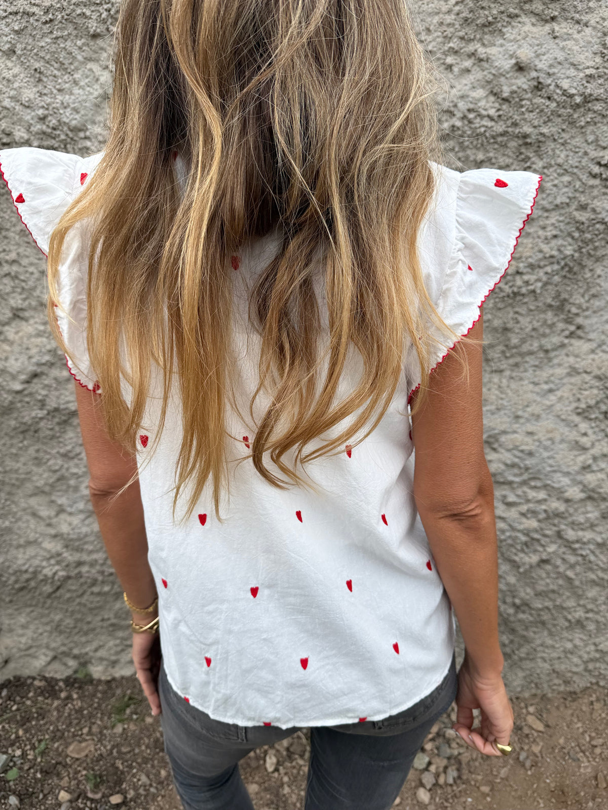 Blusa corazones bordados y vuelitos blanca