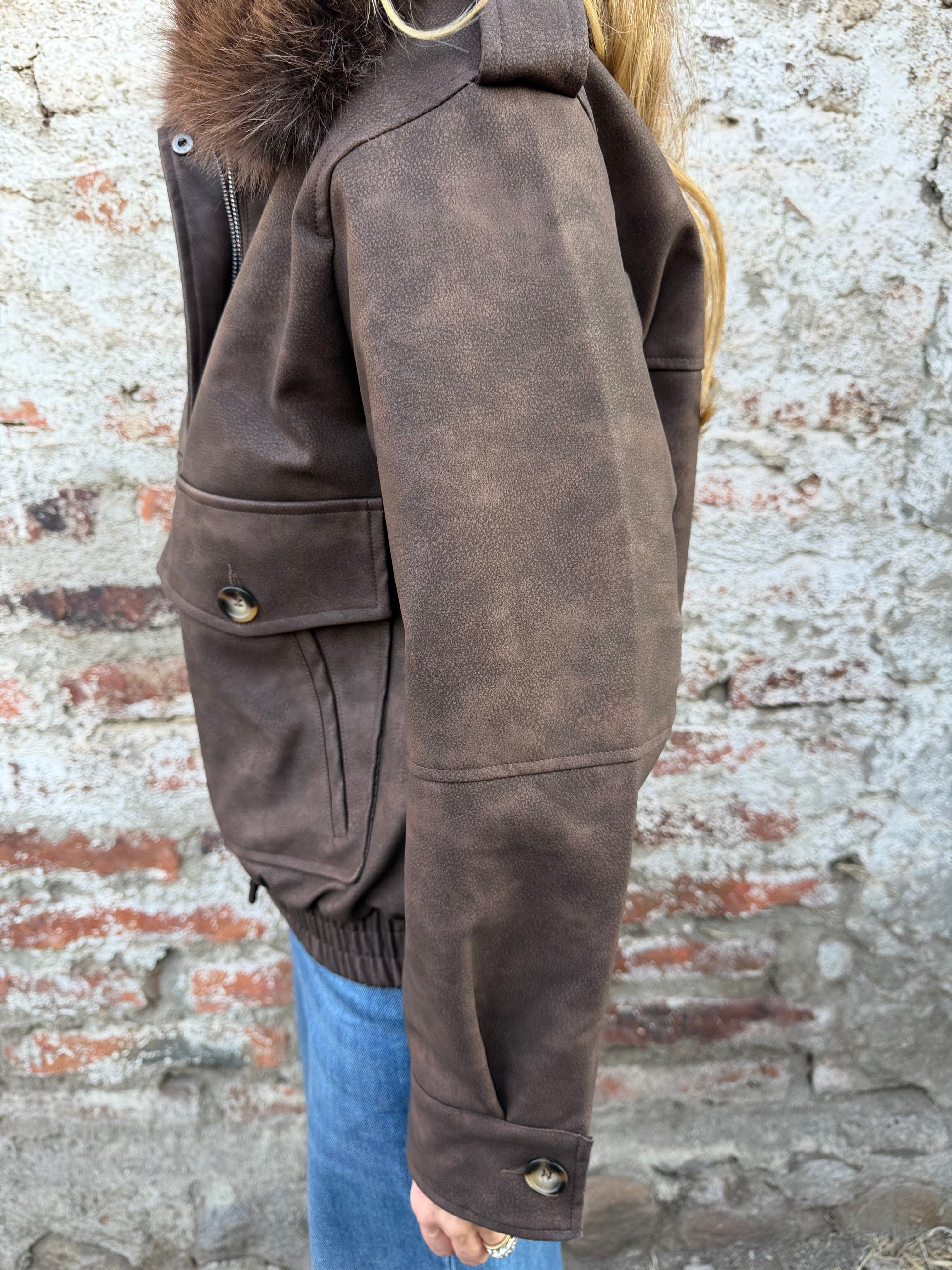 Chaqueta acolchada ecocuero opaco cuello removible piel café