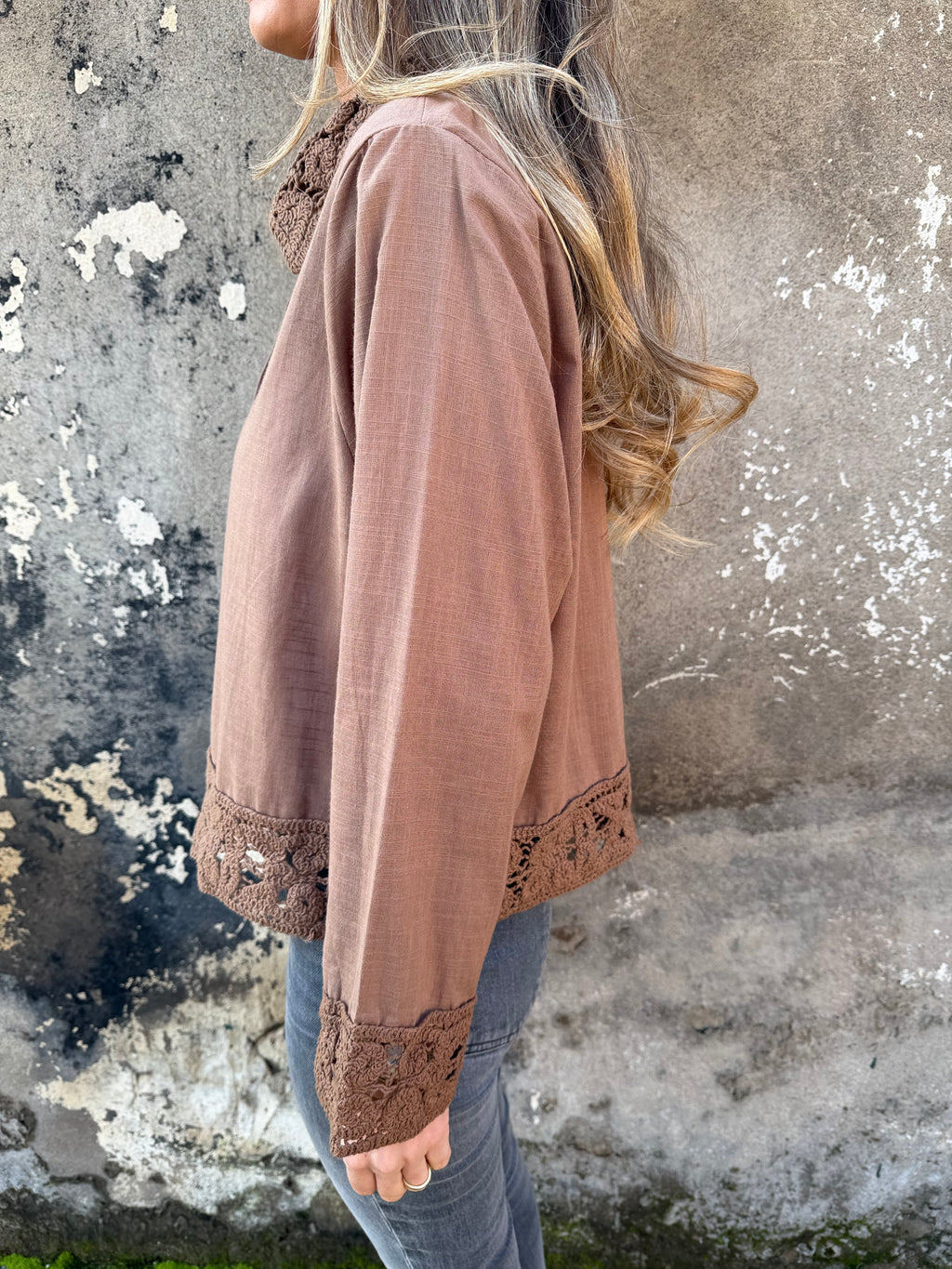 Blusa linoto y macramé café