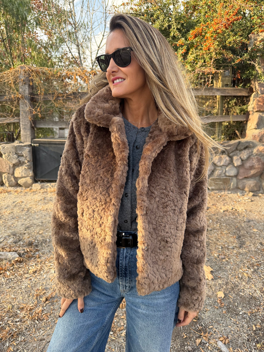 Chaqueta piel sobria café