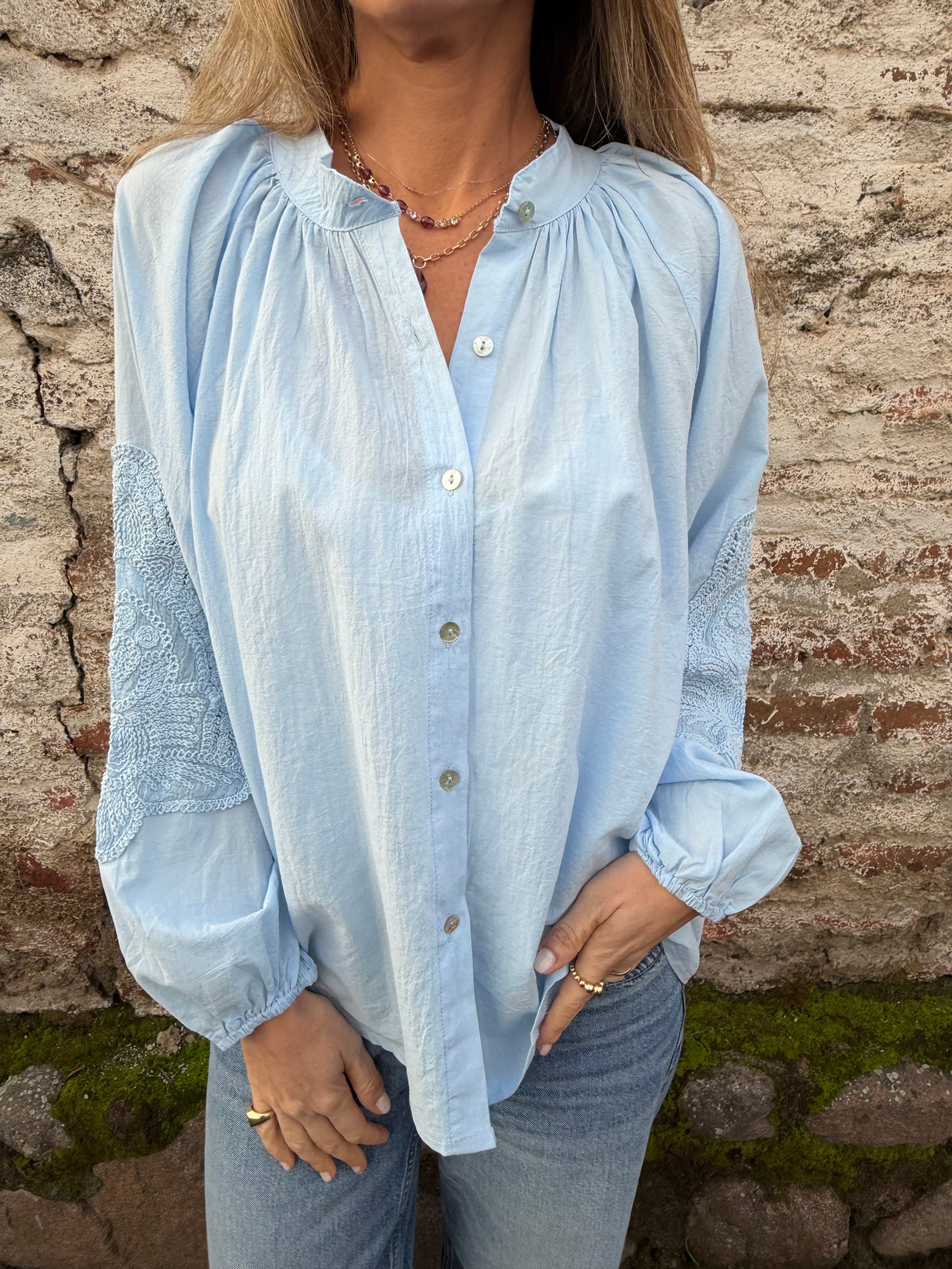 Blusa manga globo bordados celeste