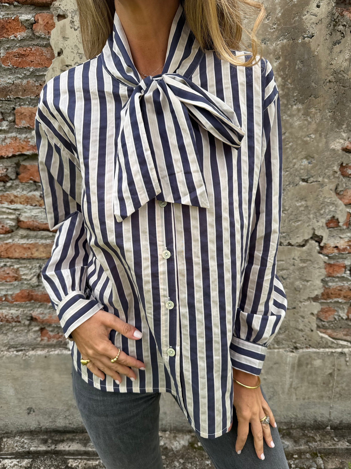 Blusa rayada rosetón azul