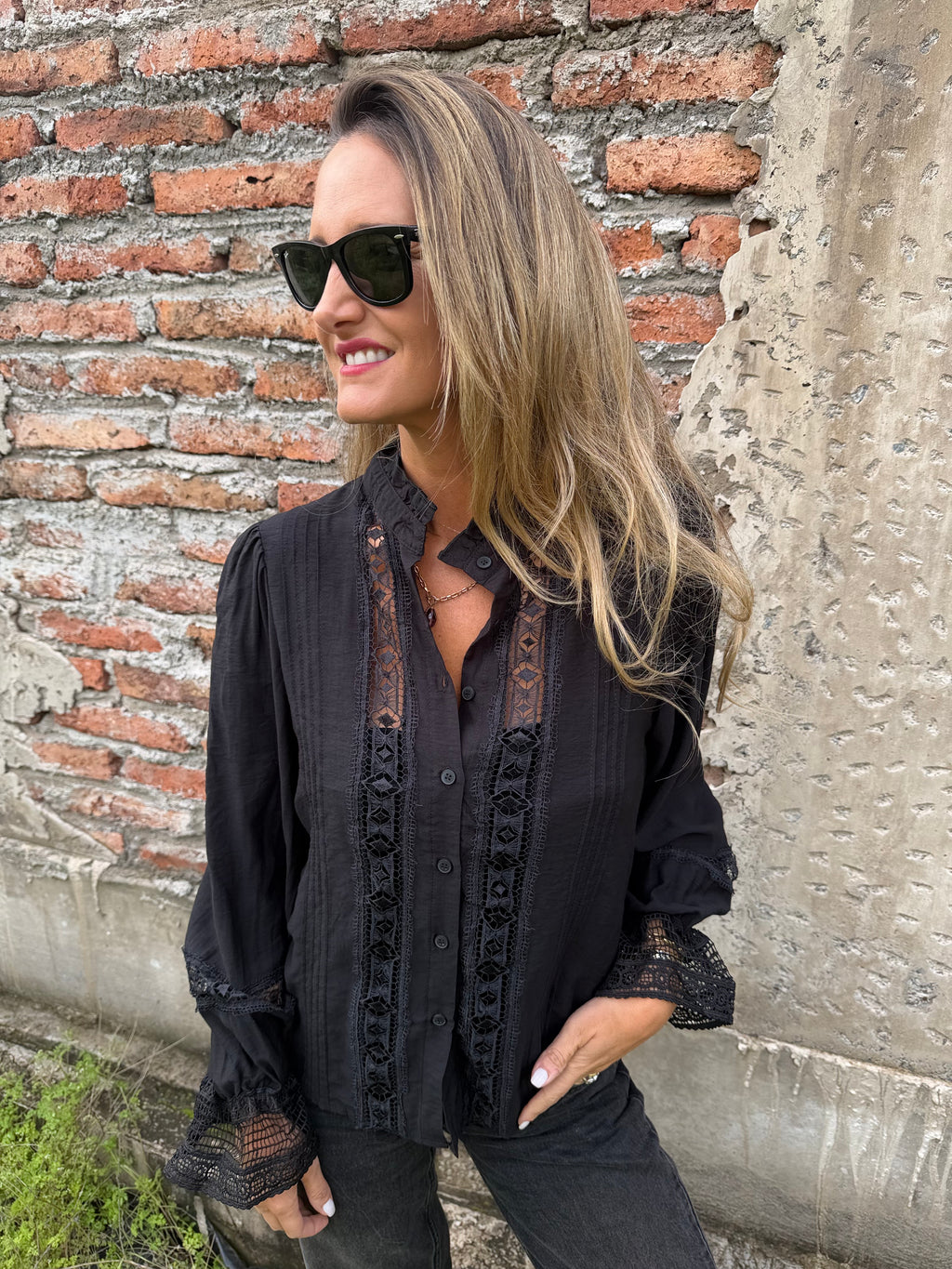 Blusa macramé central negra