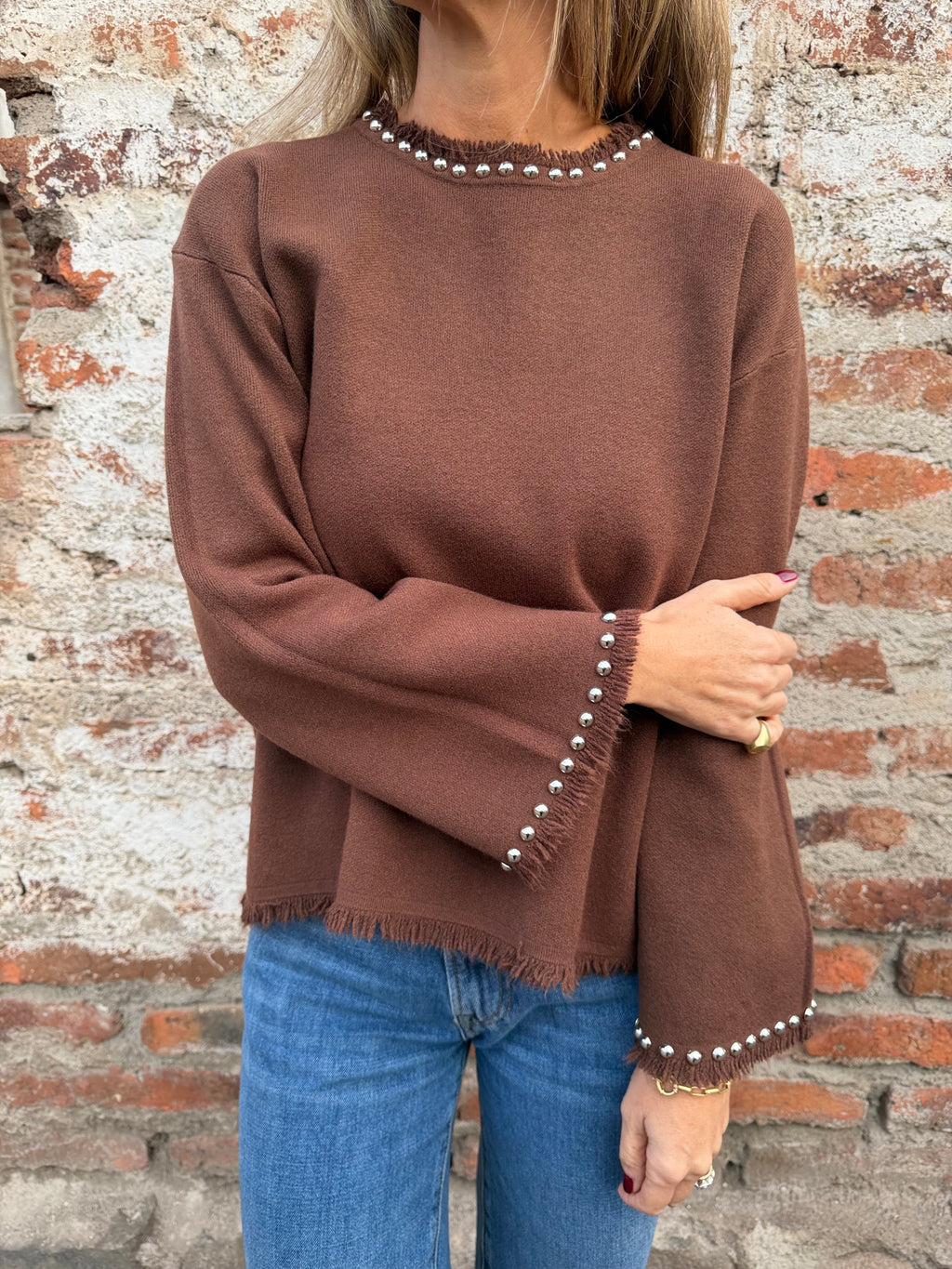 Chaleco tachas escote desflecado café