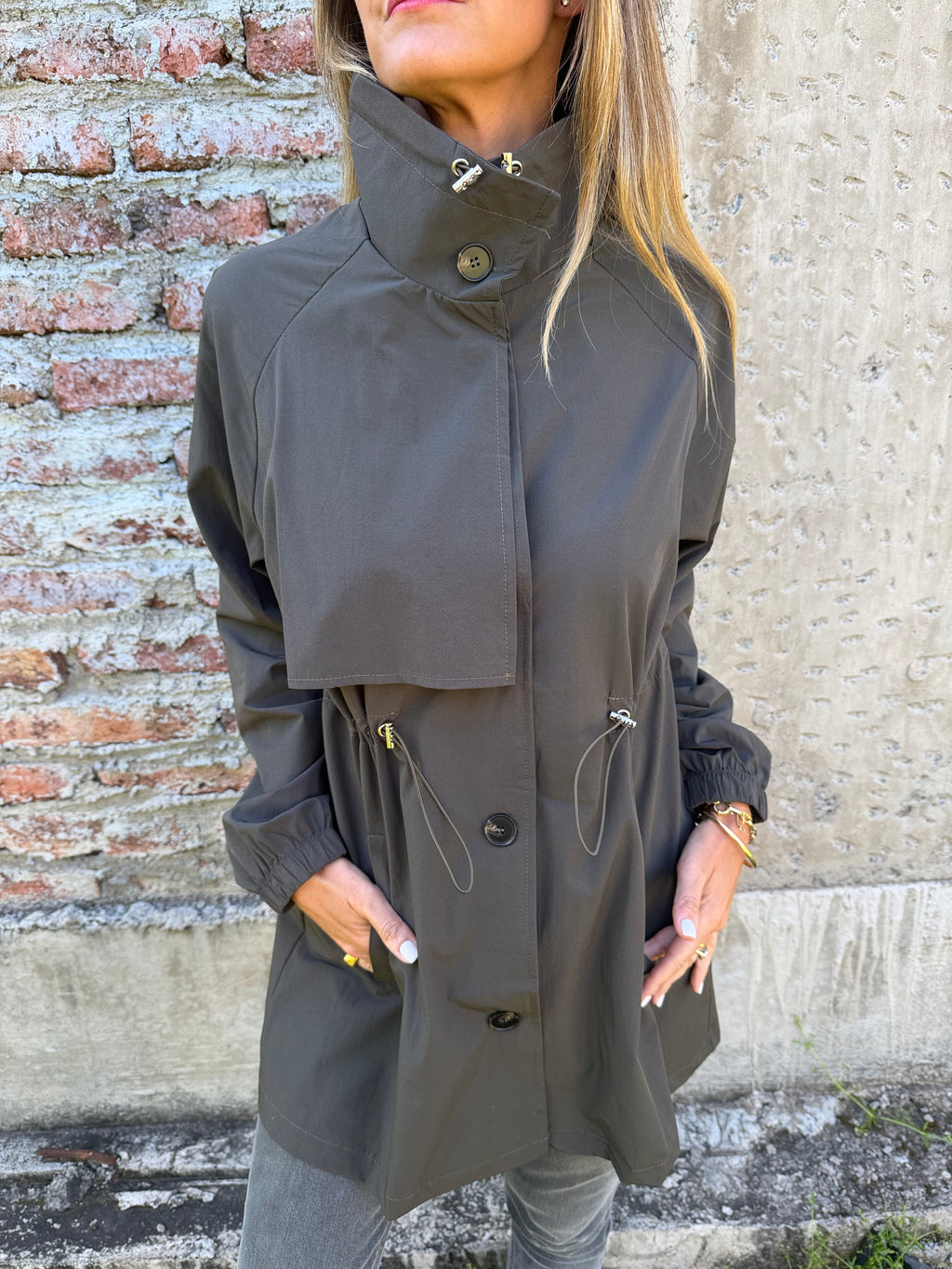 Trench corta viento café moro