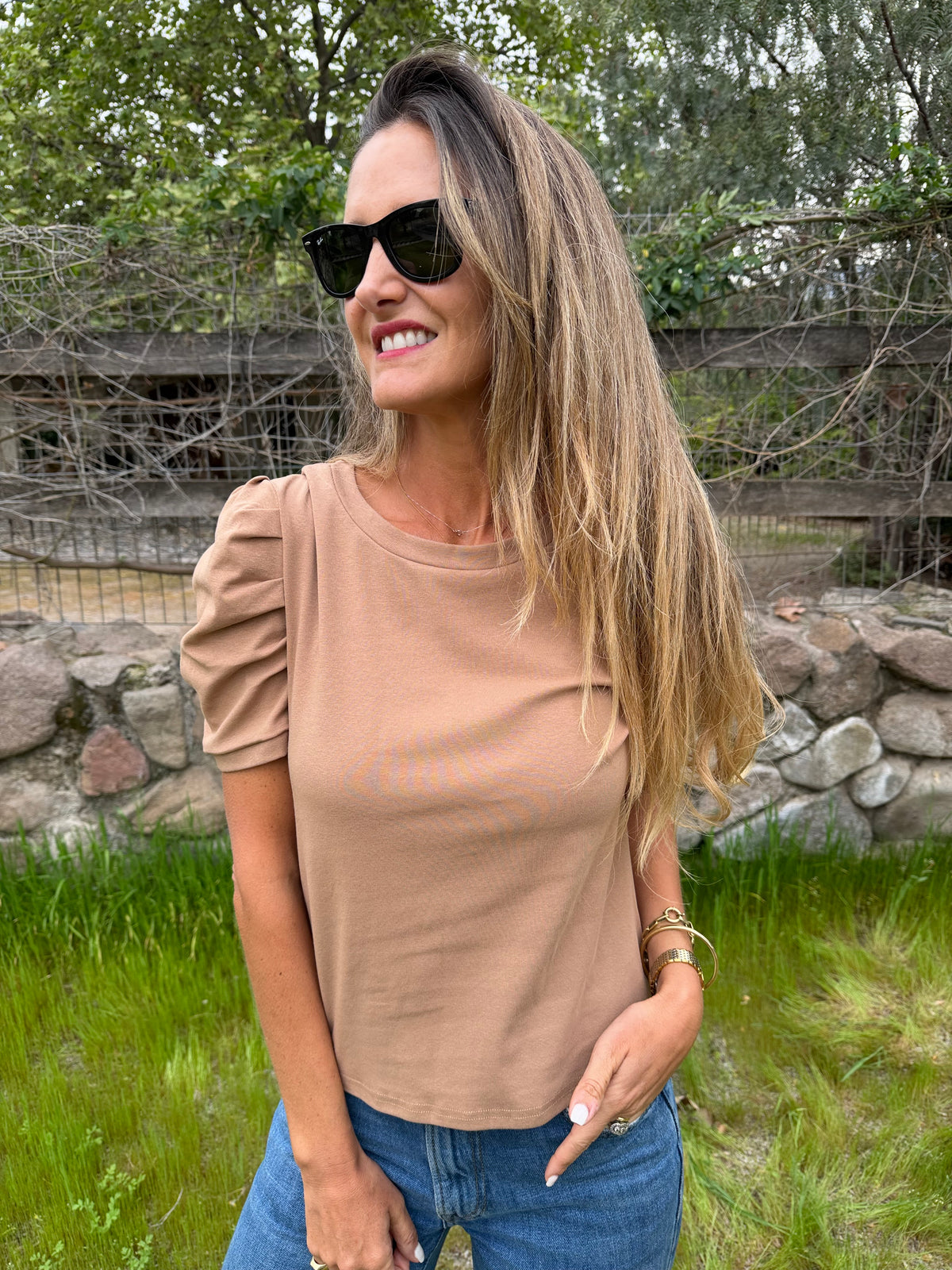 Polera algodón hombros globo camel