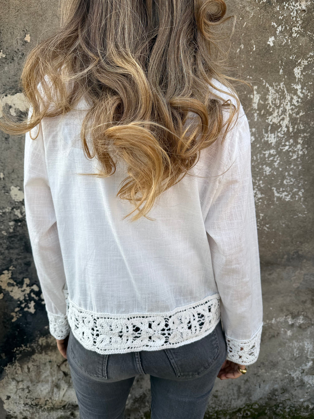 Blusa linoto y macramé blanco