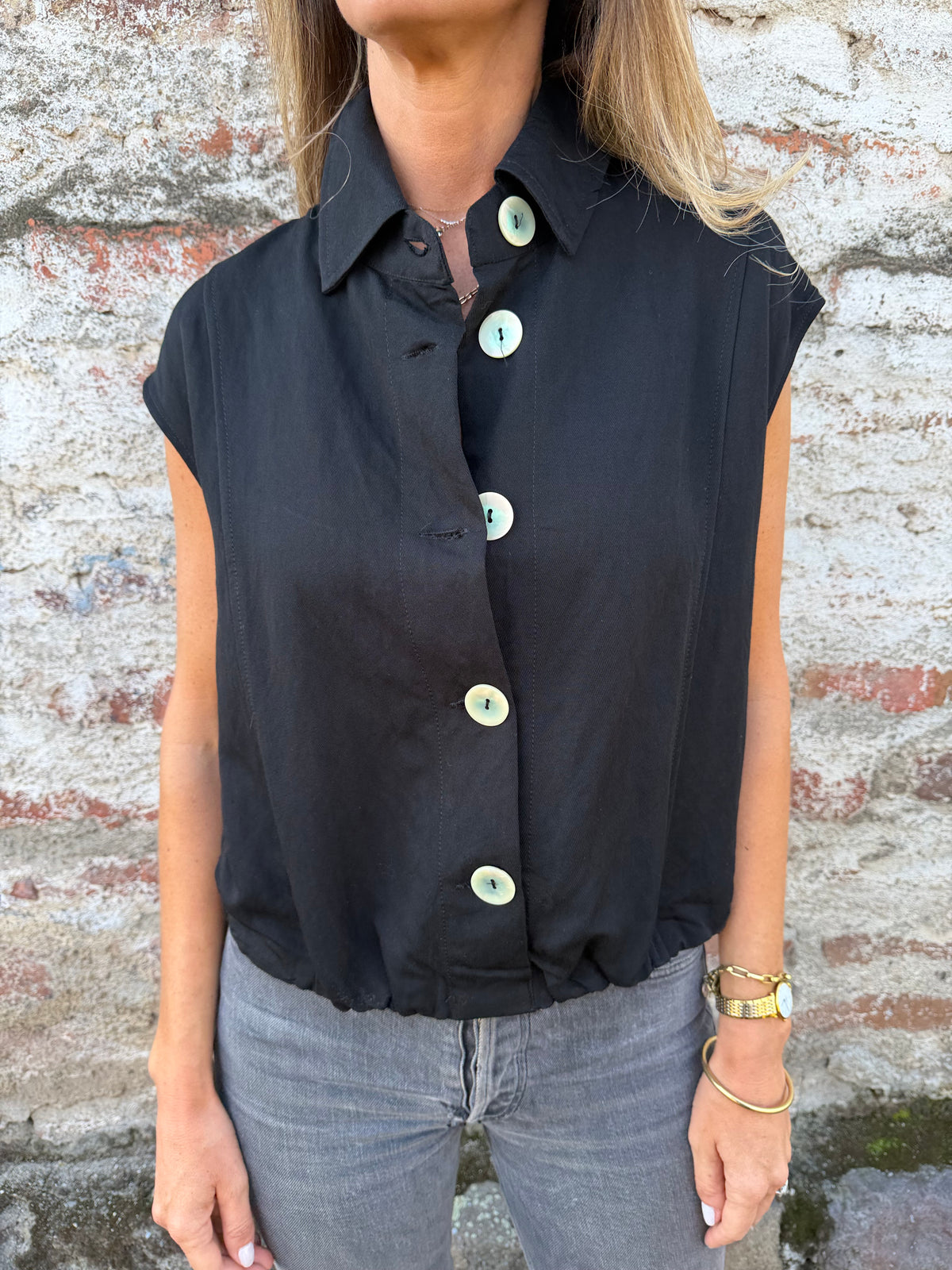 Blusa tipo chaqueta sin manga negro