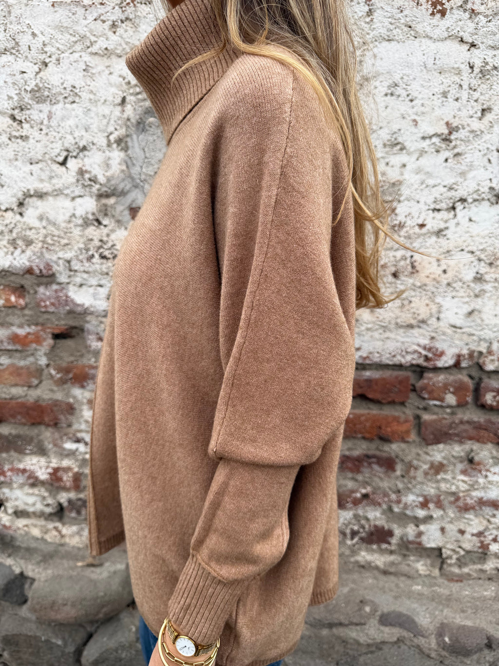 Cuello alto ribetes plateados camel