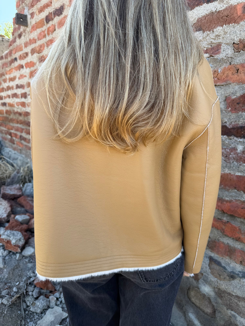 Chaqueta efecto cuero camel